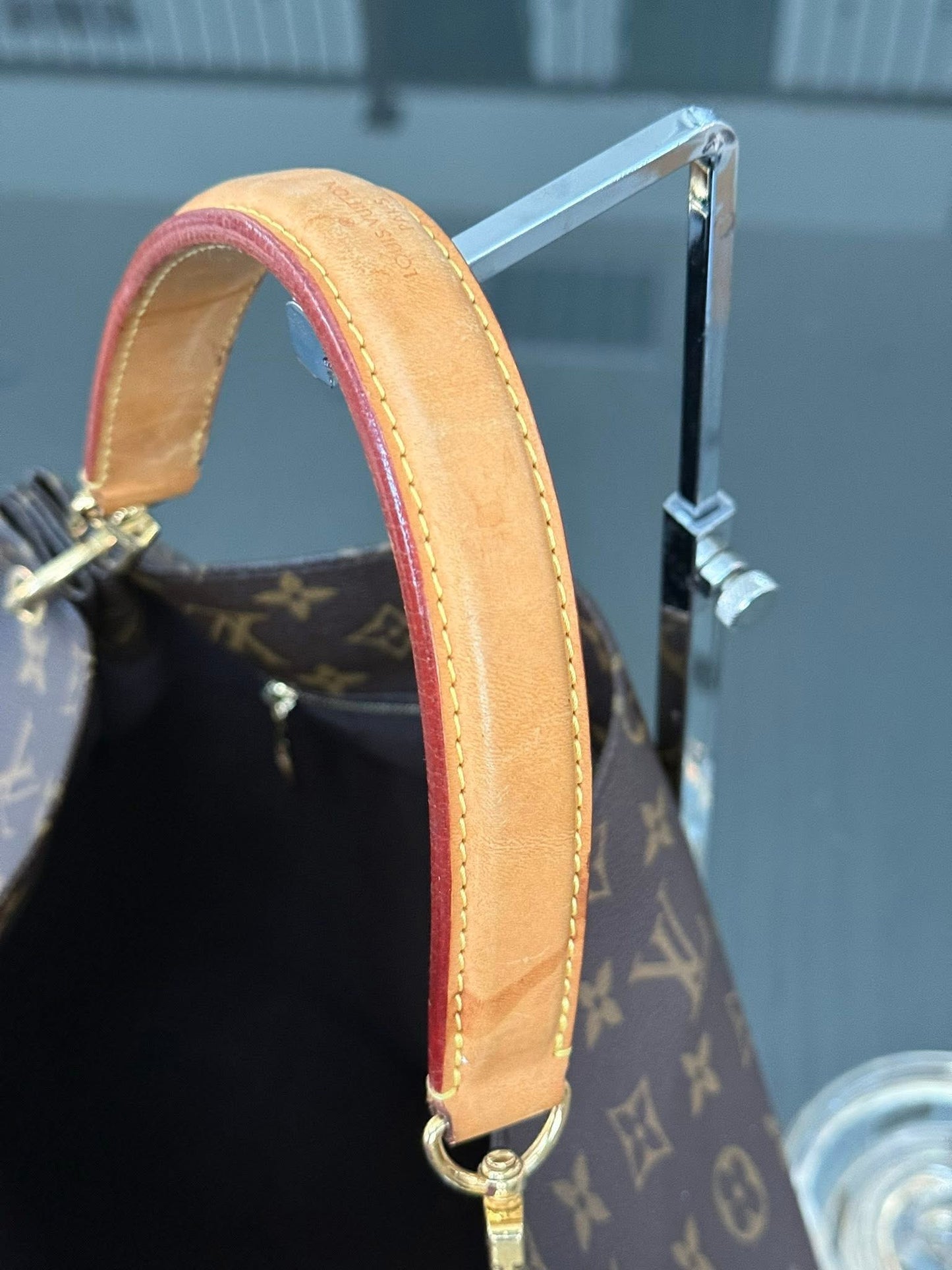 Hobo Metis in Monogram with Original Strap and Dustbag 📅 Year: 2013