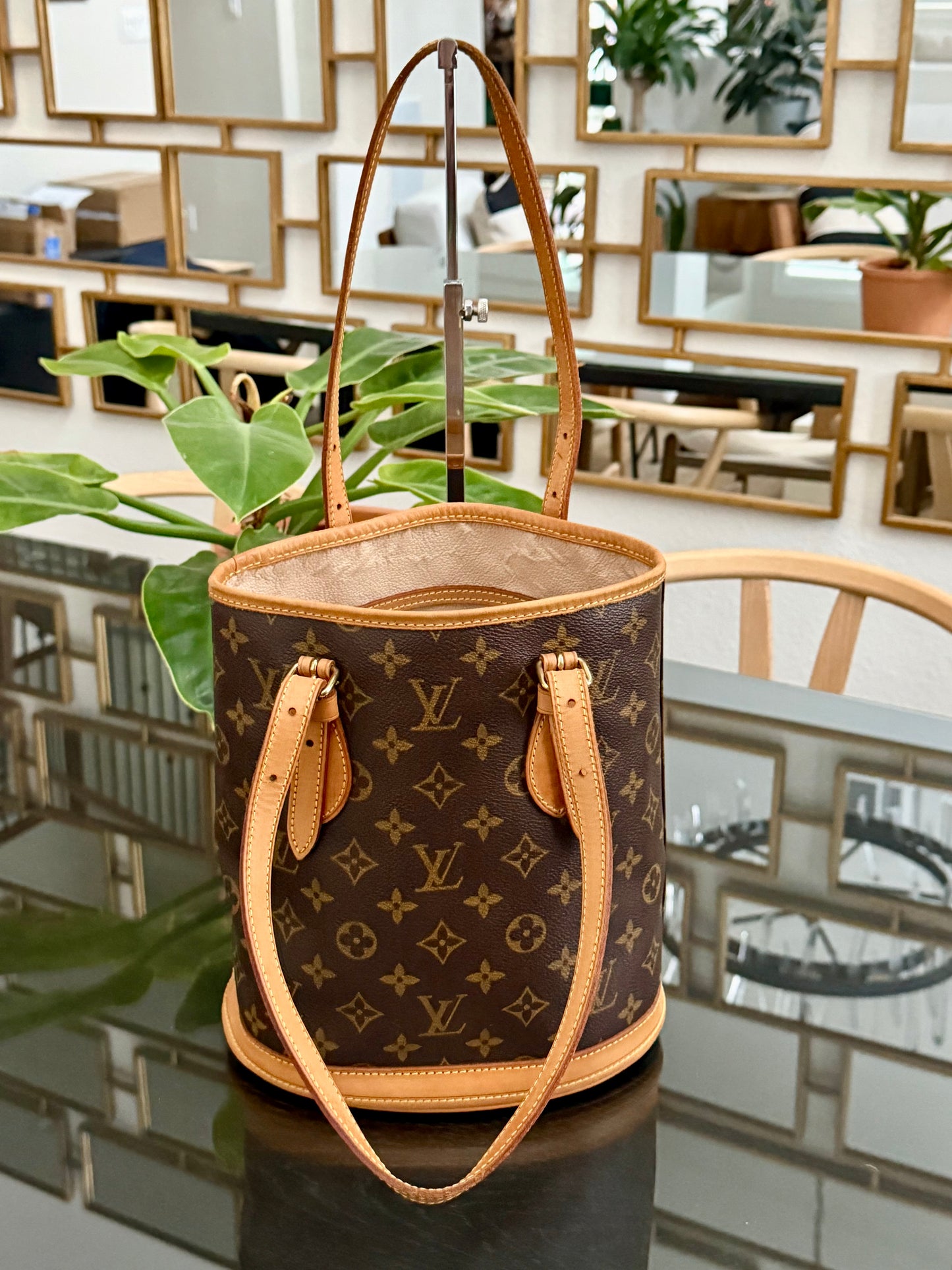 Petite Bucket in Monogram 🗓️ Year: 2000