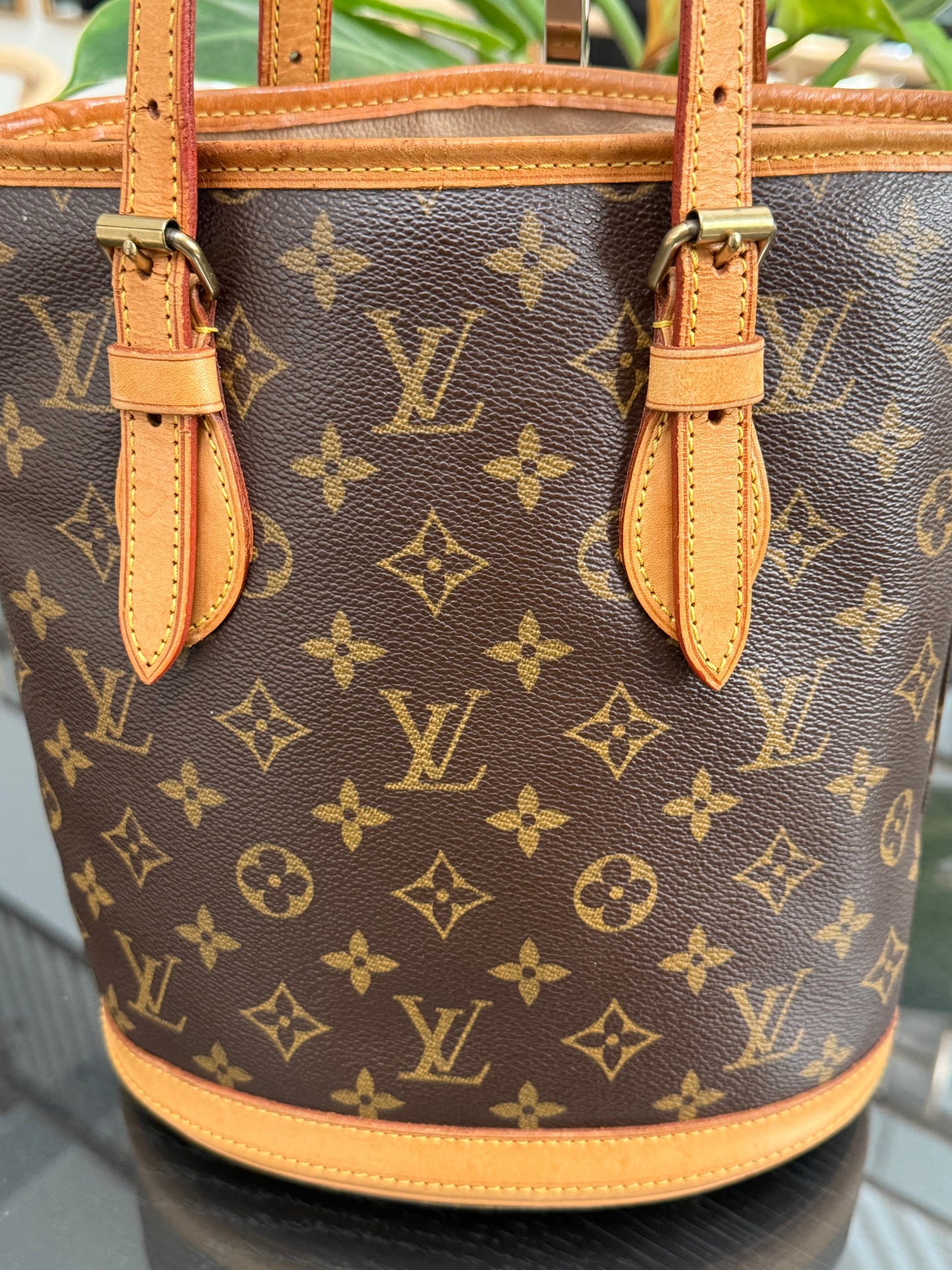 Petite Bucket in Monogram 🗓️ Year: 2003