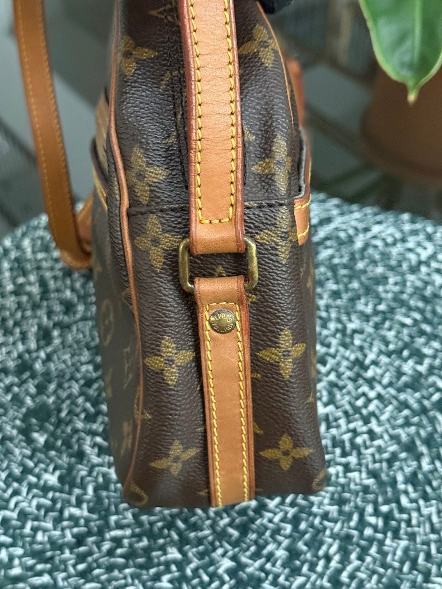 Senlis Crossbody - 🗓️ Year: 1991