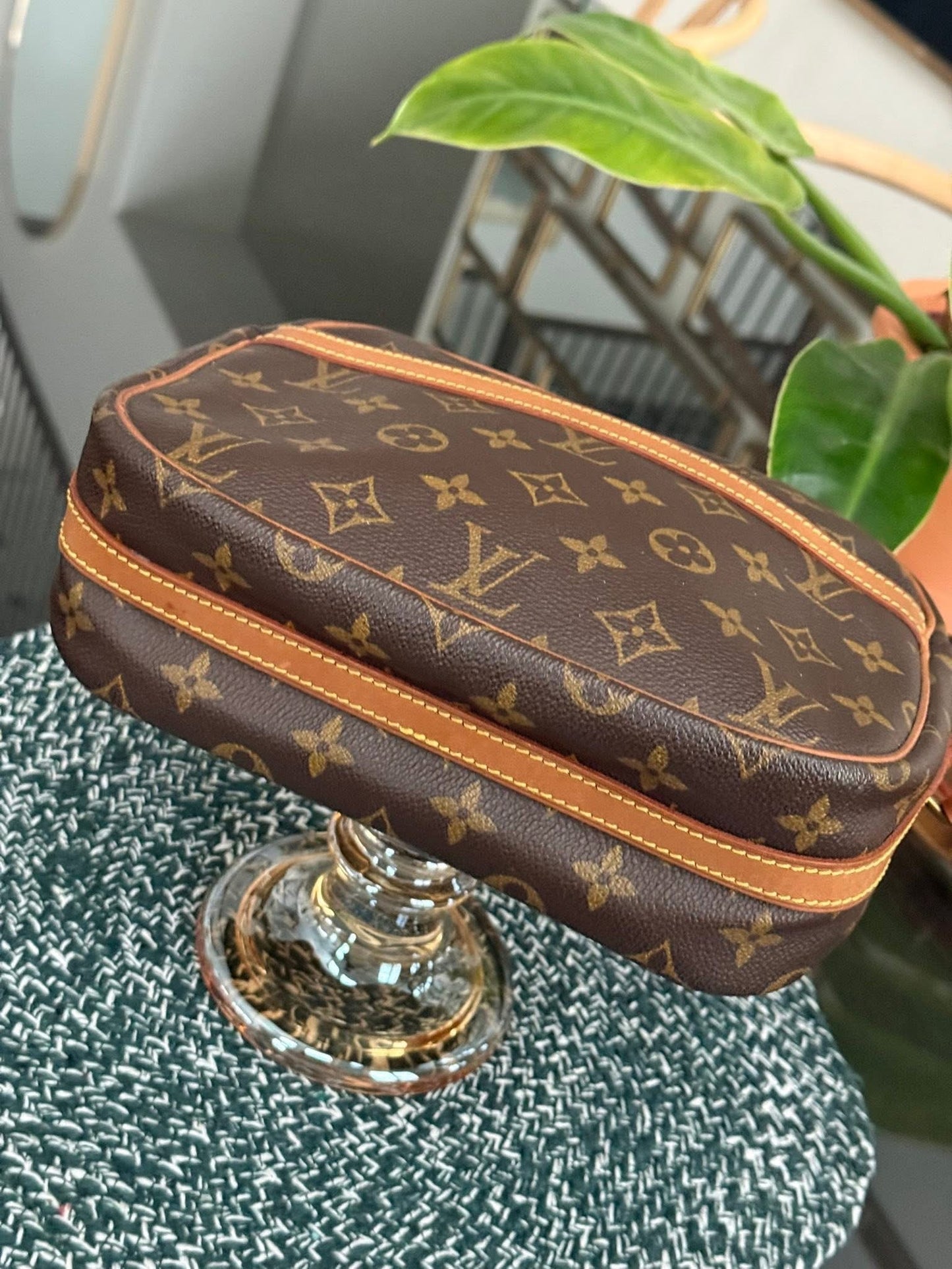 Senlis Crossbody - 🗓️ Year: 1991
