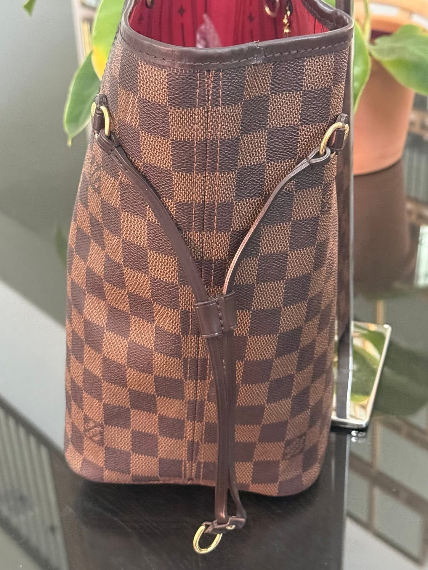 Neverfull MM in DE with Pouch comes with Dustbag and Non branded Twilly 🌺 📅 Year: 2015