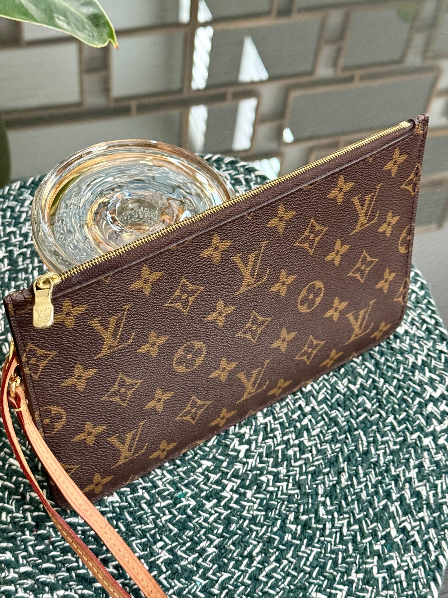 Neverfull MM/ GM Pouch with Wriststrap 🗓️ Year: 2020