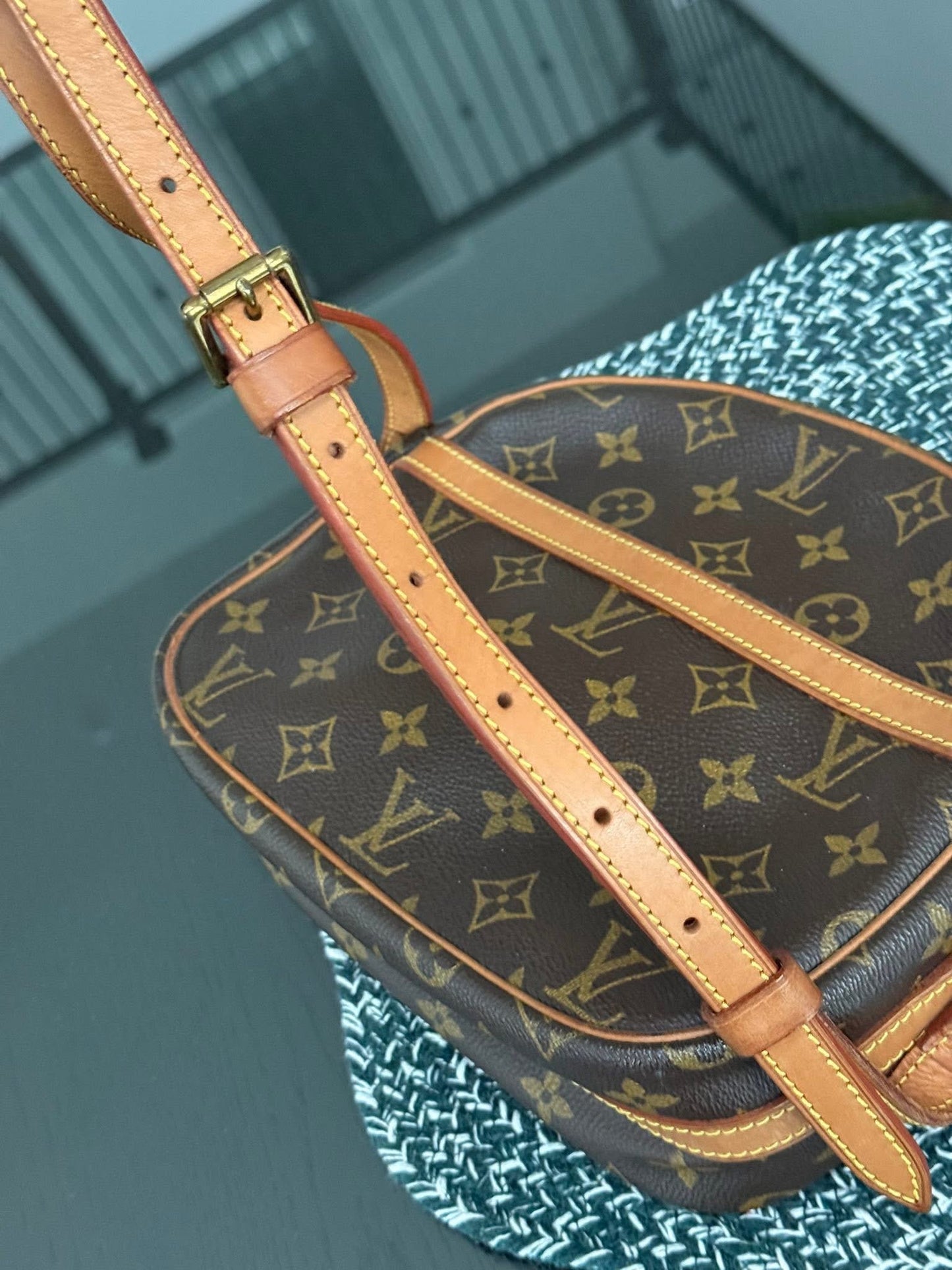 Senlis Crossbody - 🗓️ Year: 1991