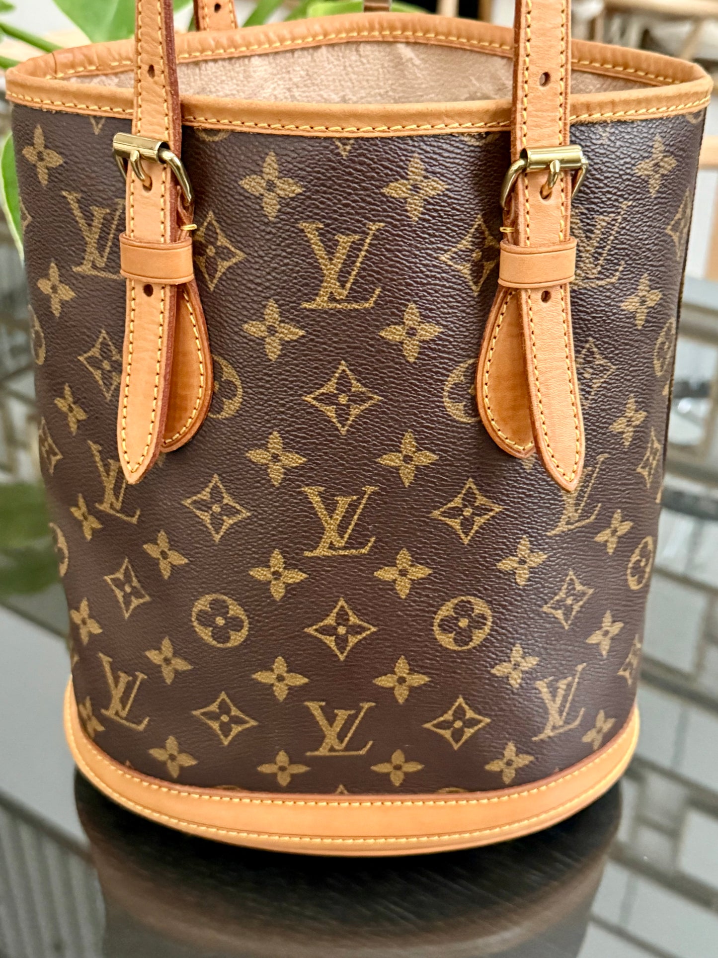 Petite Bucket in Monogram 🗓️ Year: 2000