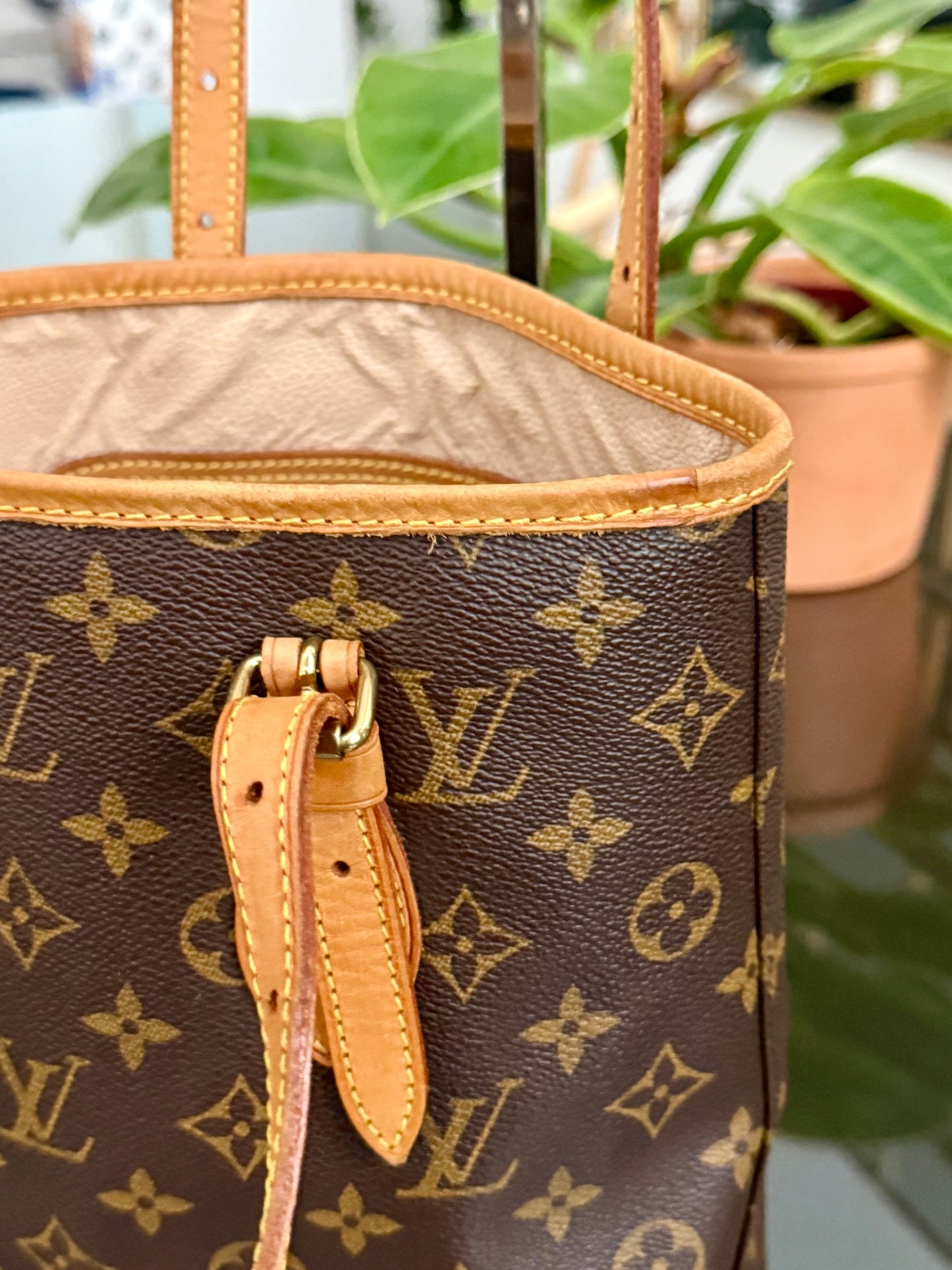 Petite Bucket in Monogram 🗓️ Year: 2000