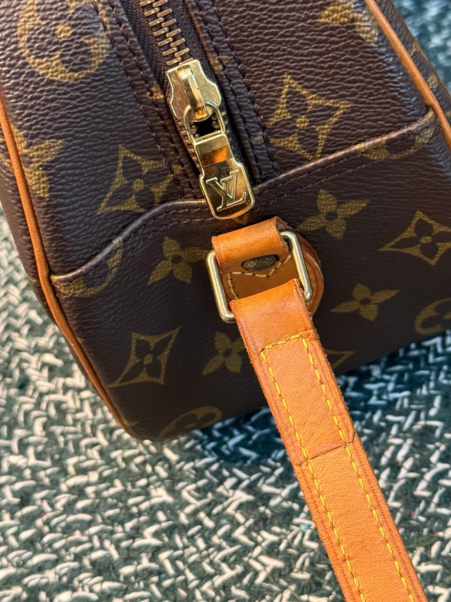 Blois Crossbody -🗓️ Year: 1995