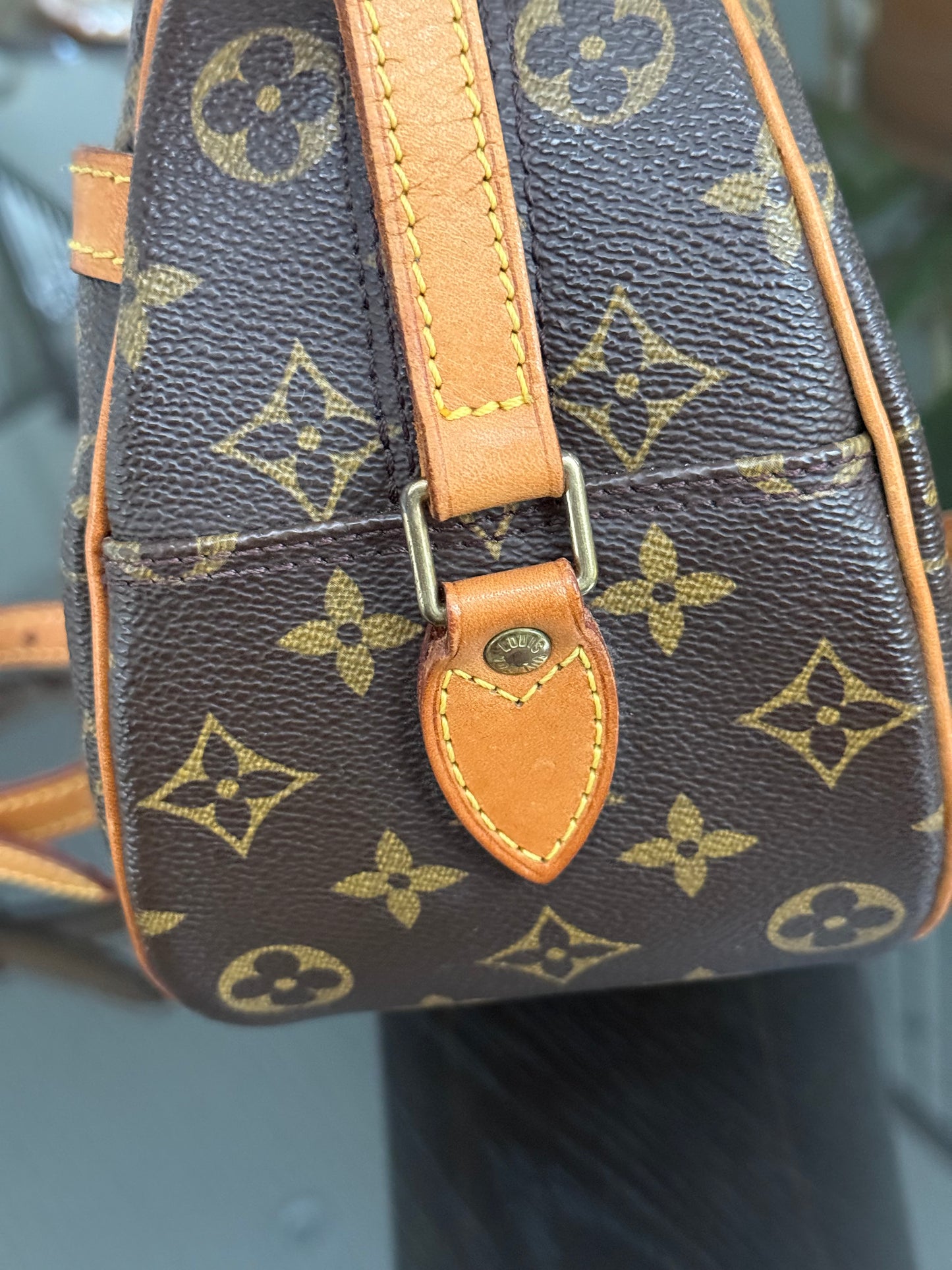 Blois Crossbody -🗓️ Year: 1999