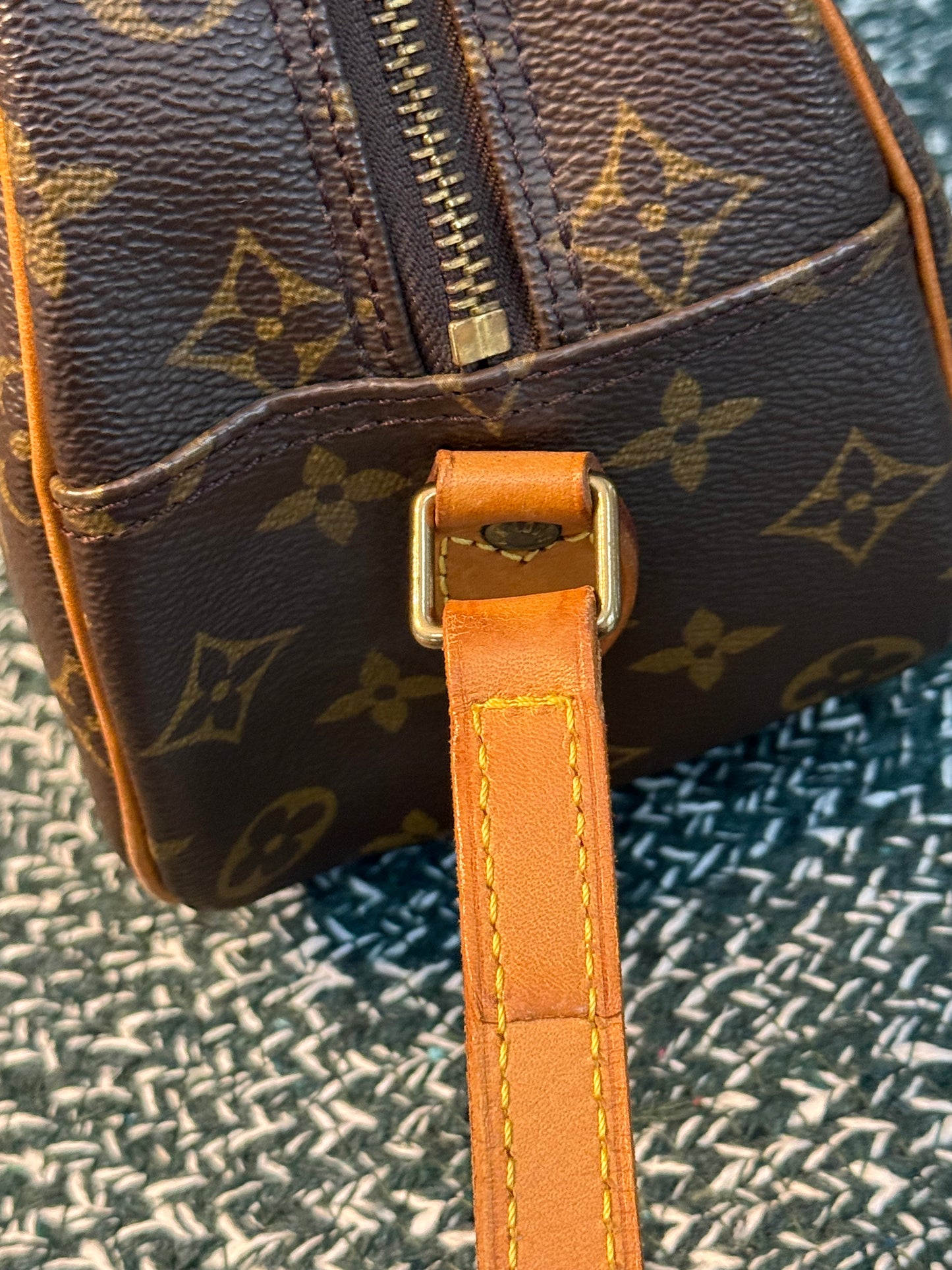 Blois Crossbody -🗓️ Year: 1995