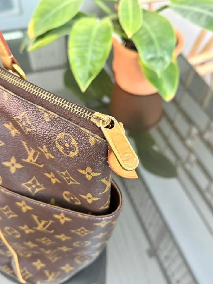 Totally GM in Monogram with Dustbag and Non branded Twilly 📅 Year: 2015