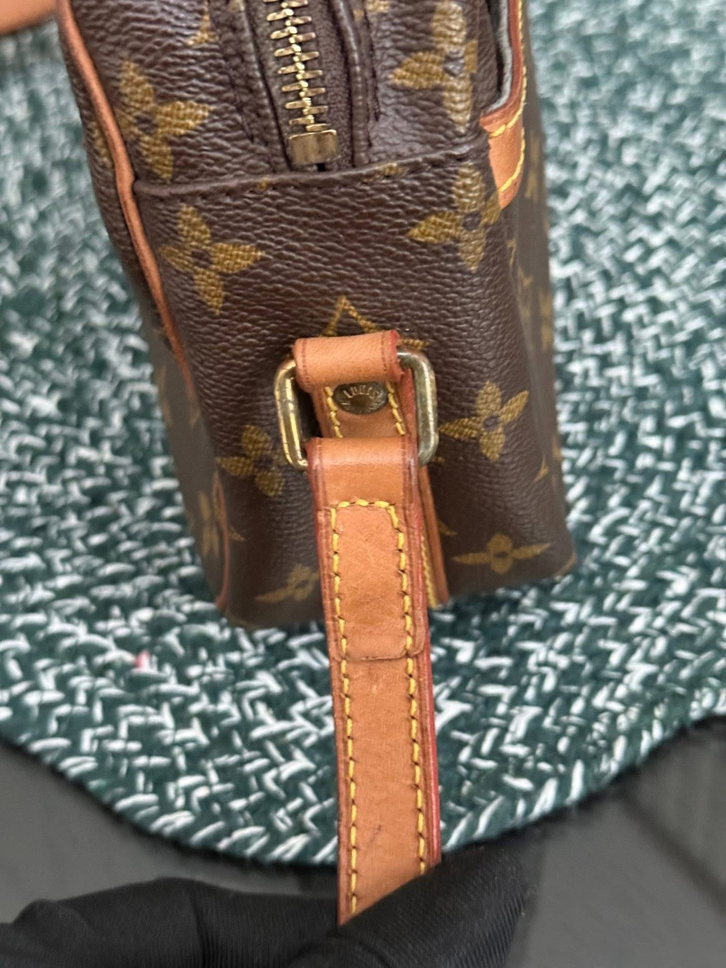 Senlis Crossbody - 🗓️ Year: 1991