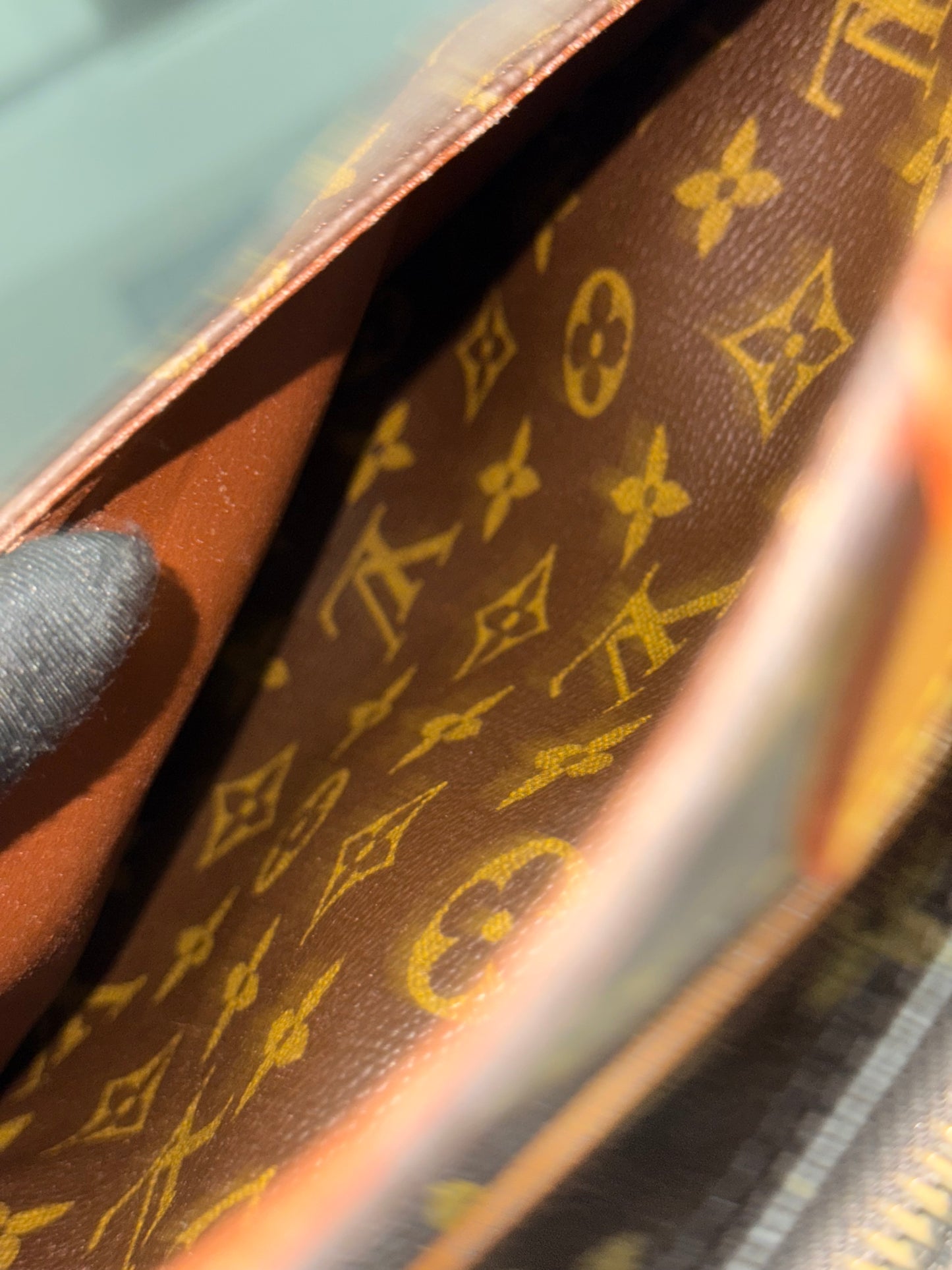 Jeaunefille GM Crossbody 📅 Year: 1987