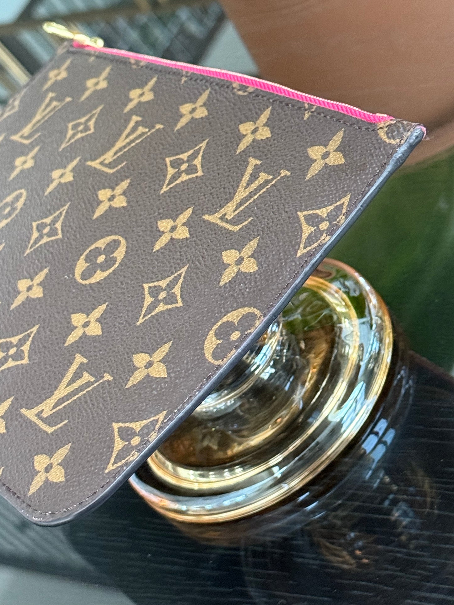 Neverfull MM Pouch in Peony interior -🗓️ Year:2019