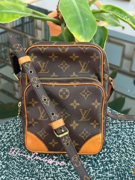 Amazon PM Crossbody 🗓️ Year: 2000