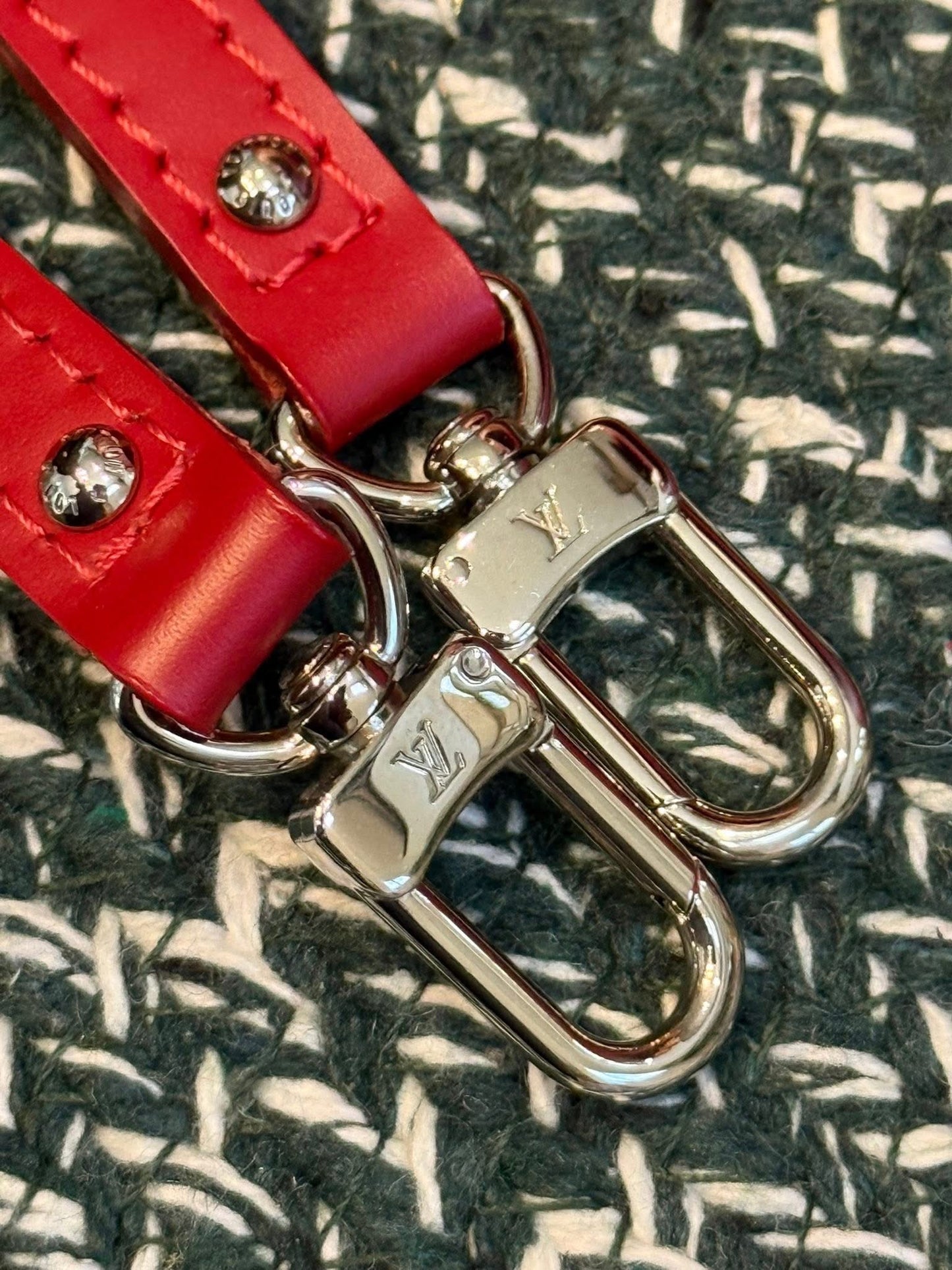Alma BB in Epi Red with Clochette, Lock 🔐 keys, Original Strap, Dustbag and Insert Organizer 🗓️ Year: 2012