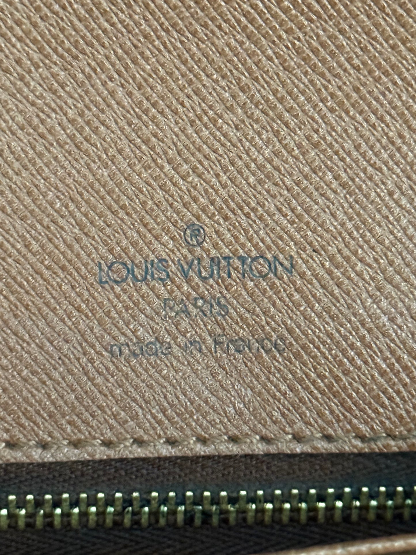 Chantilly MM Crossbody Bag 🌺Year: 1995