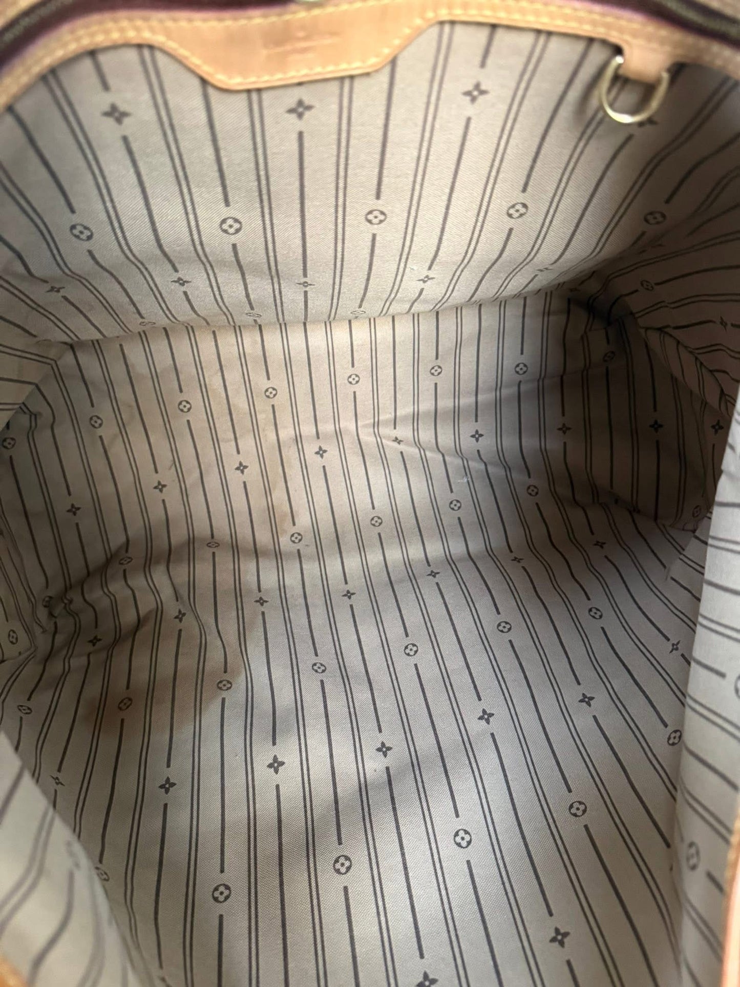 Delightful GM with Dustbag and Insert Organizer 📅 Year: 2010
