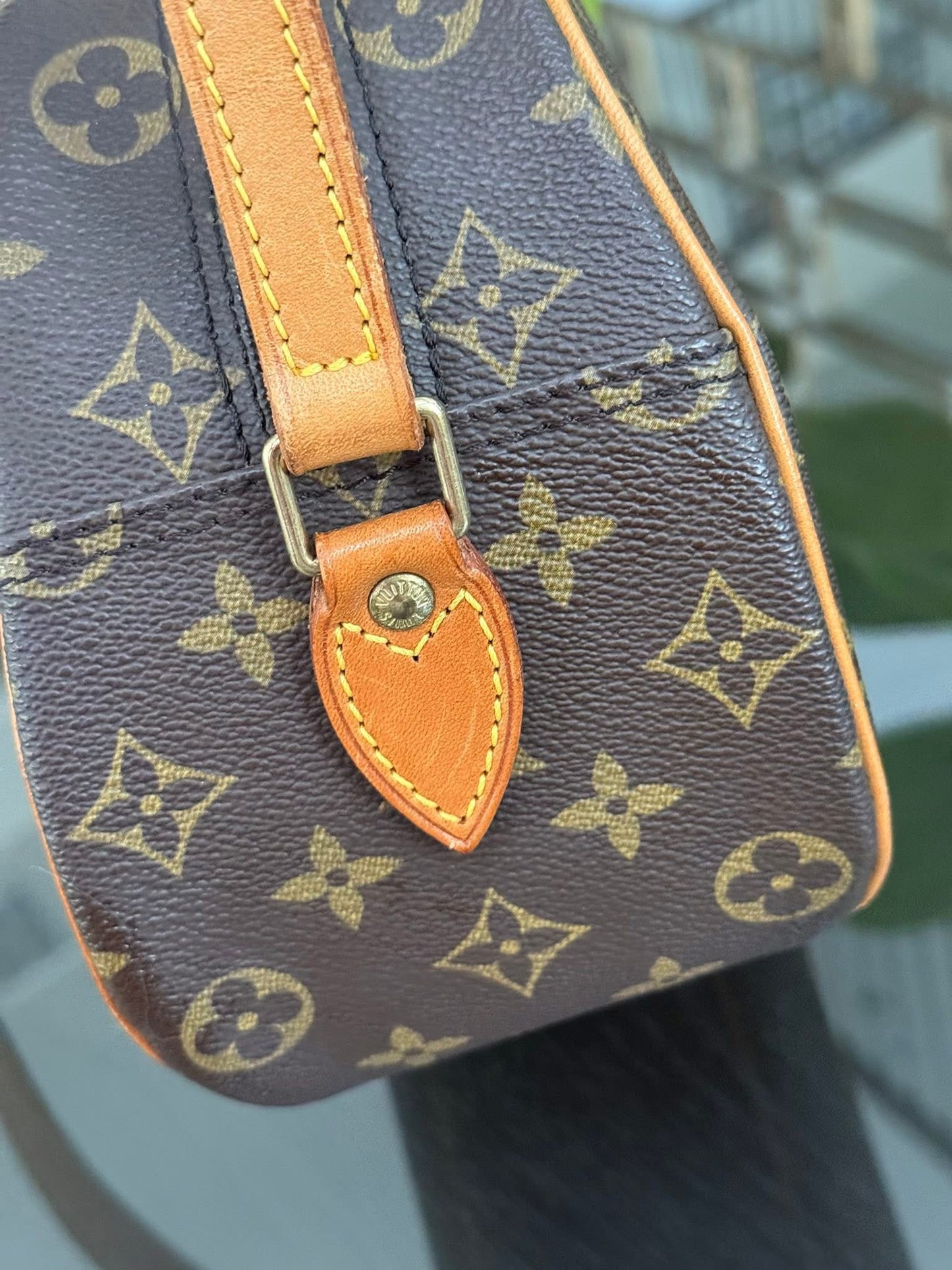 Blois Crossbody -🗓️ Year: 1995