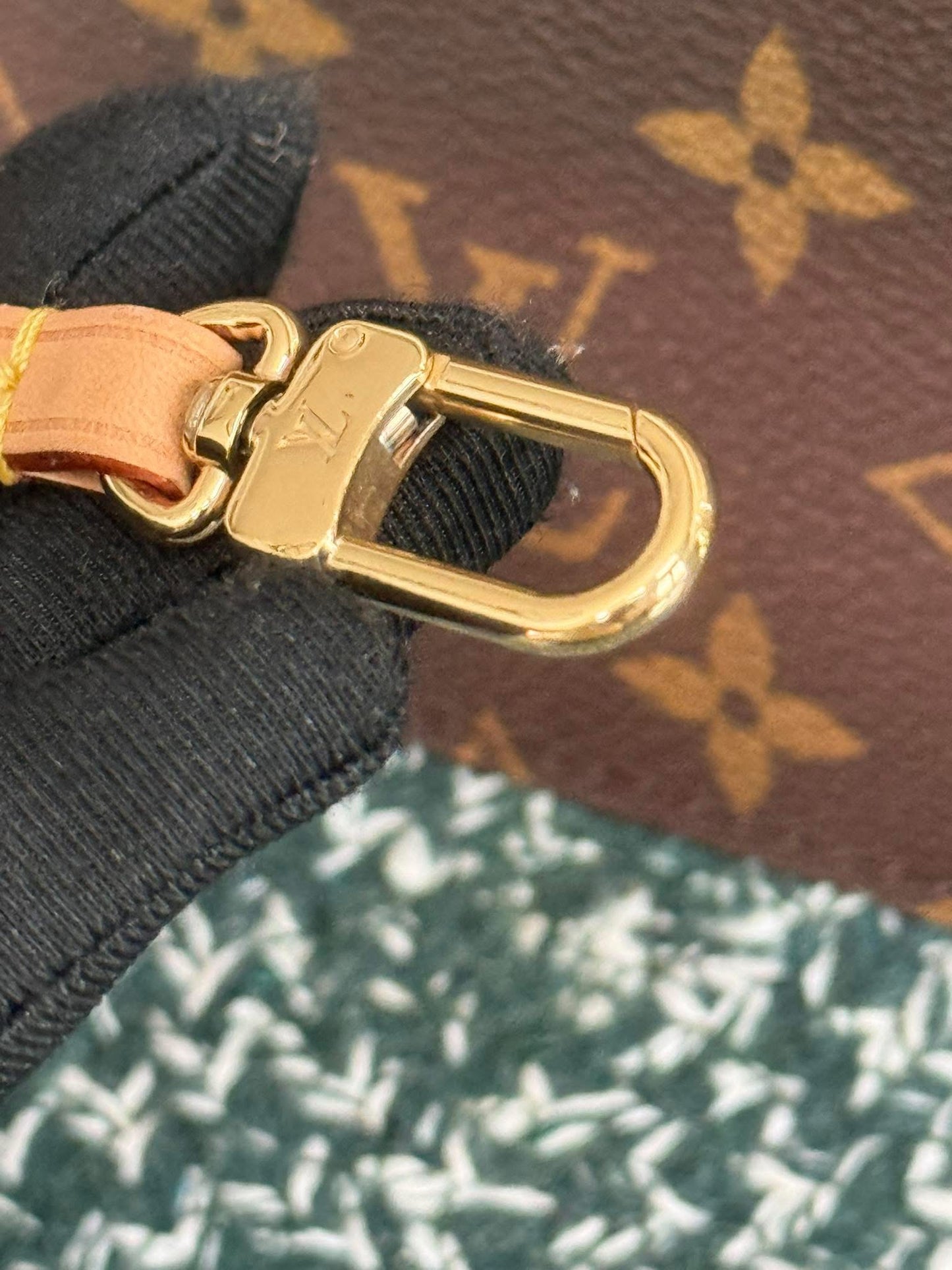Neverfull MM/GM Pouch in Cerise 🗓️Microchip & Authenticated