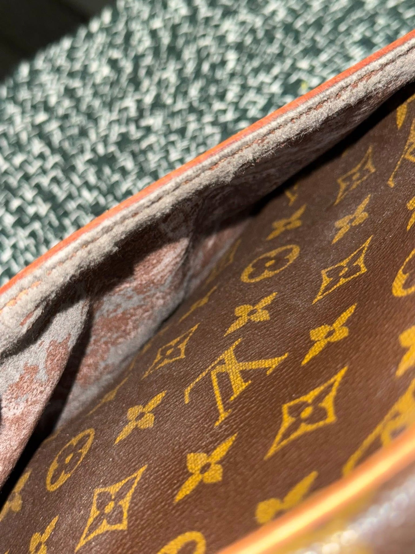 Senlis Crossbody - 🗓️ Year: 1991