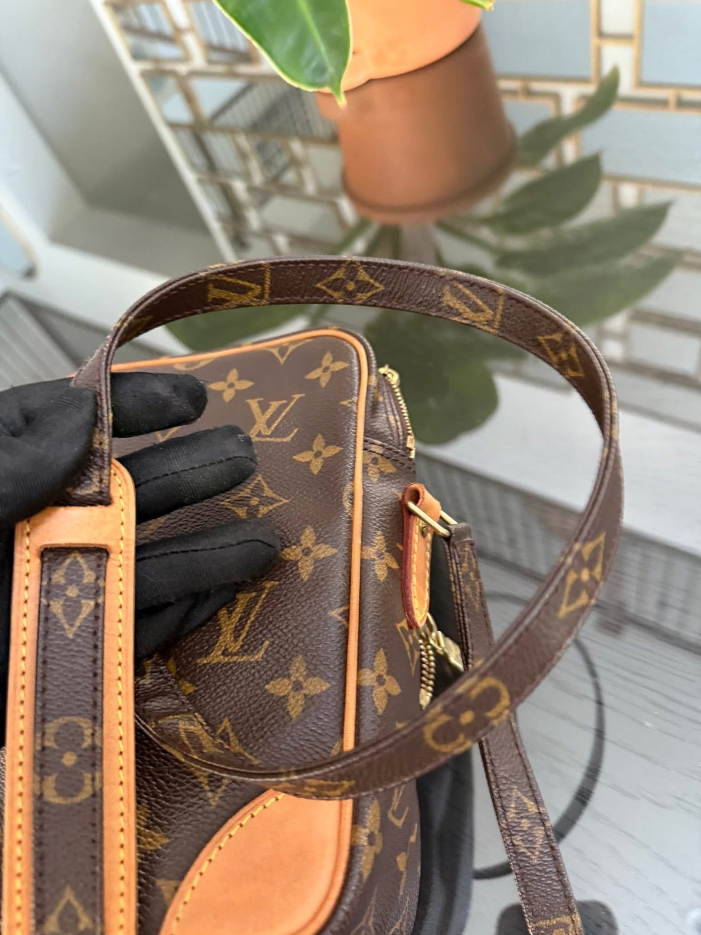 Amazon Crossbody Bag 🗓️ Year: 2000