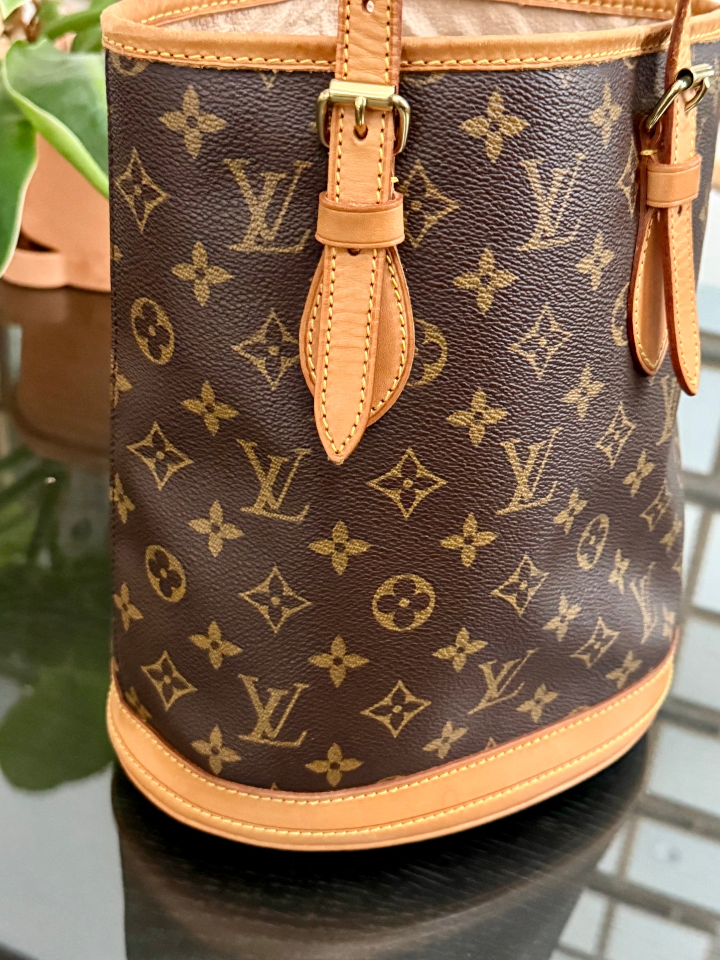 Petite Bucket in Monogram 🗓️ Year: 2000