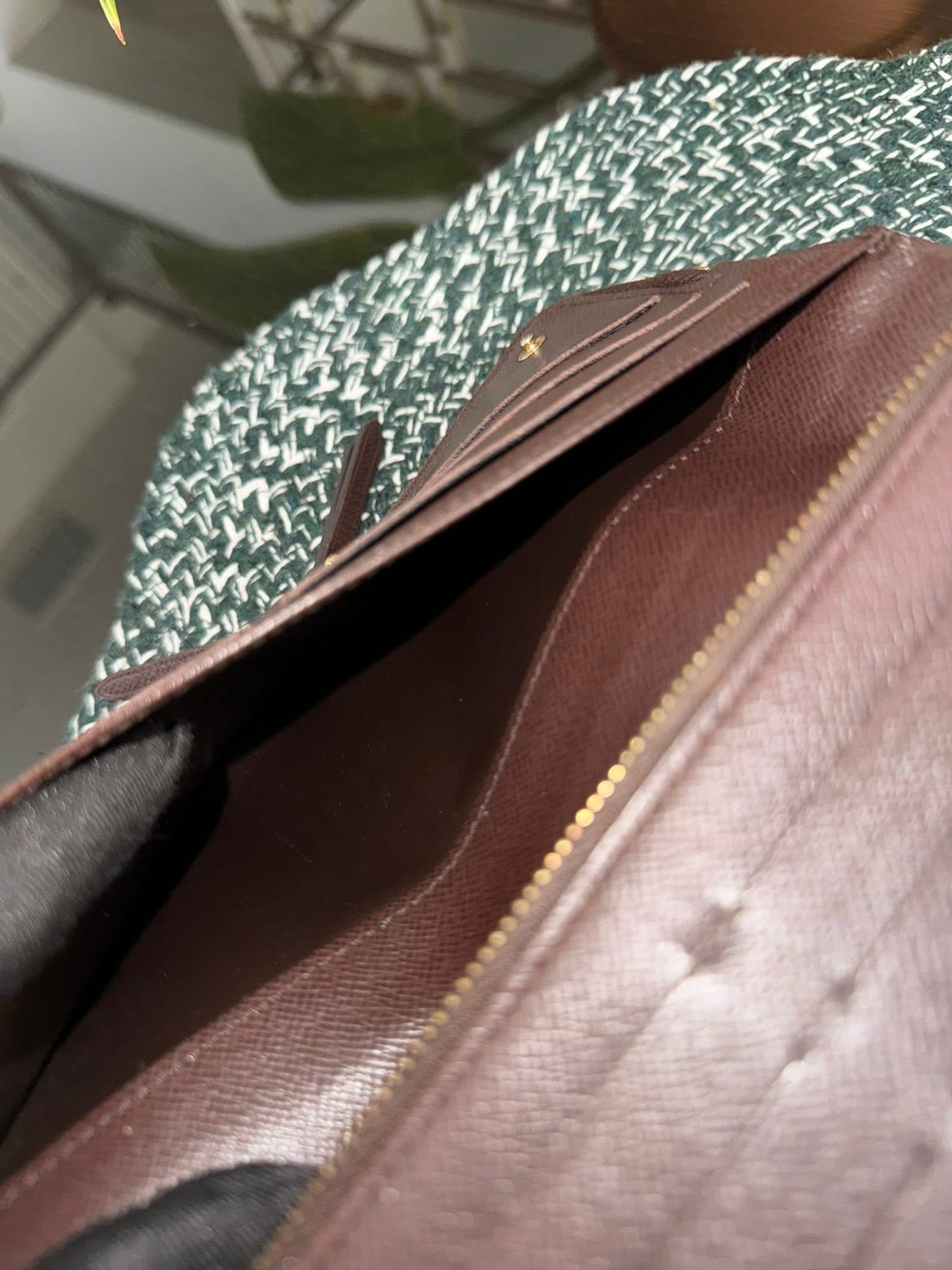 Insolite Wallet in De 🗓️ Year: 2010