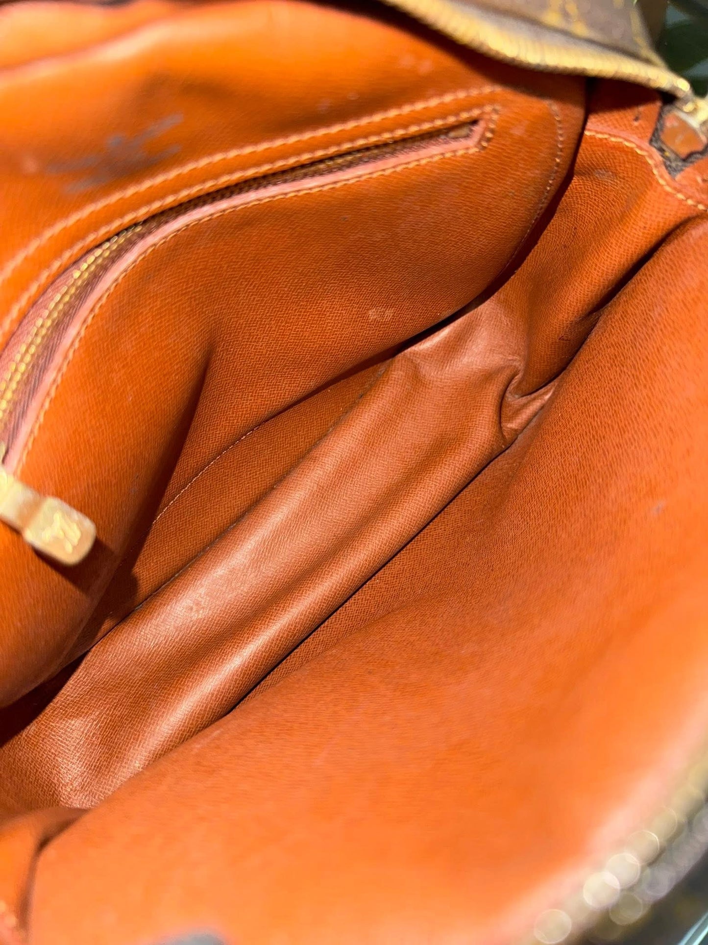 Senlis Crossbody - 🗓️ Year: 1991