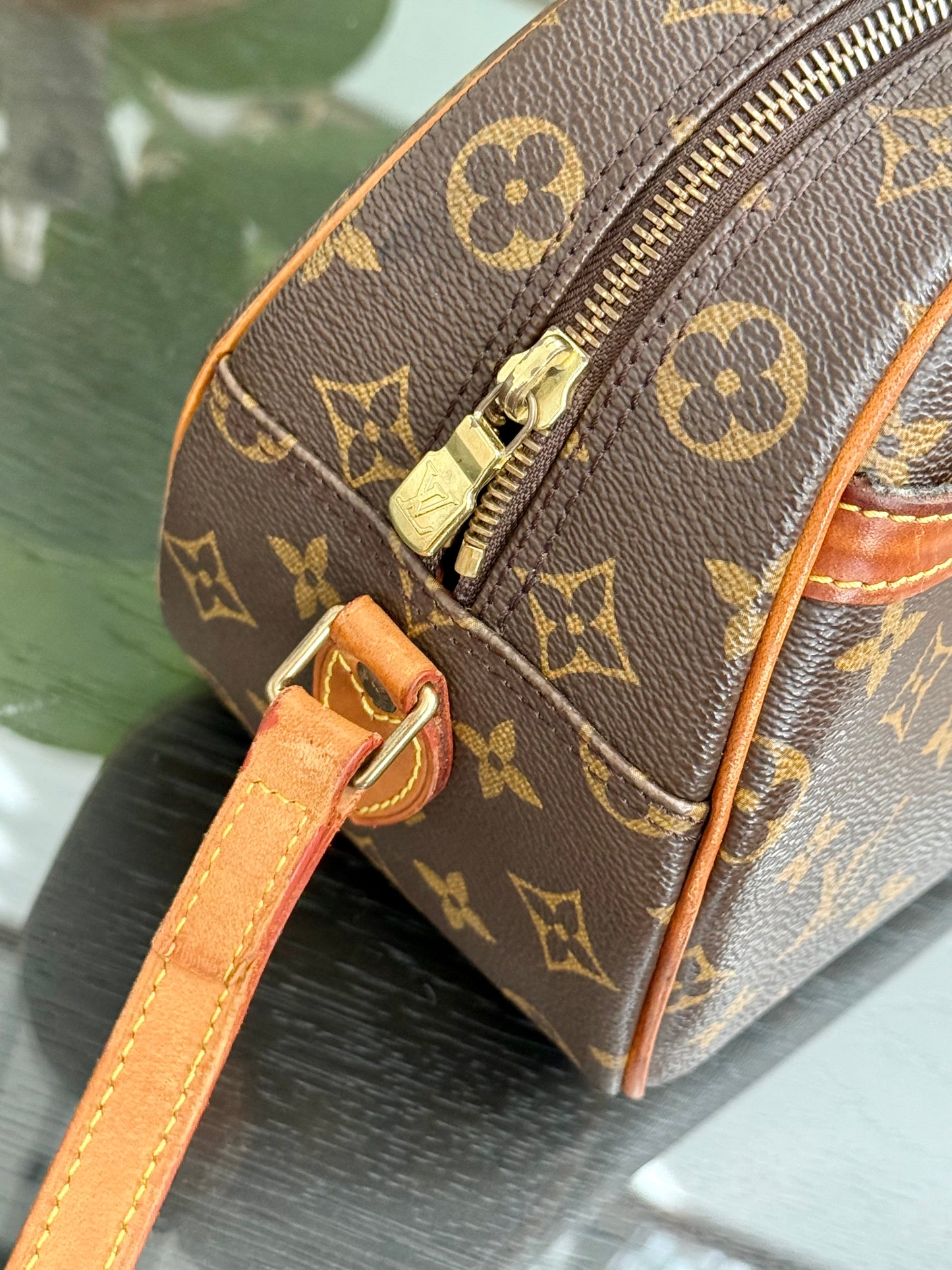 Blois Crossbody -🗓️ Year: 1995