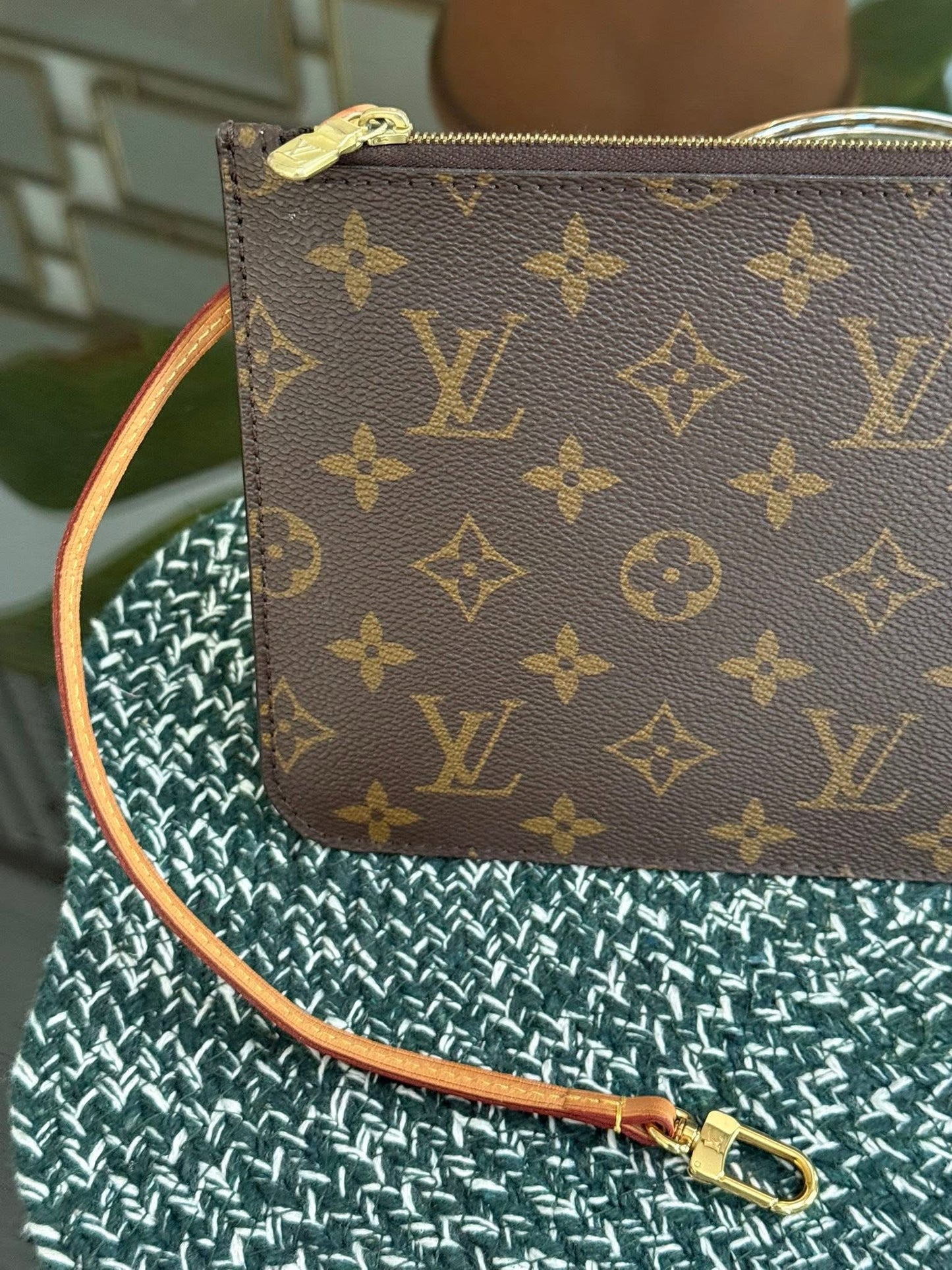 Neverfull MM/GM Pouch with Wriststrap 🗓️ Year: 2021