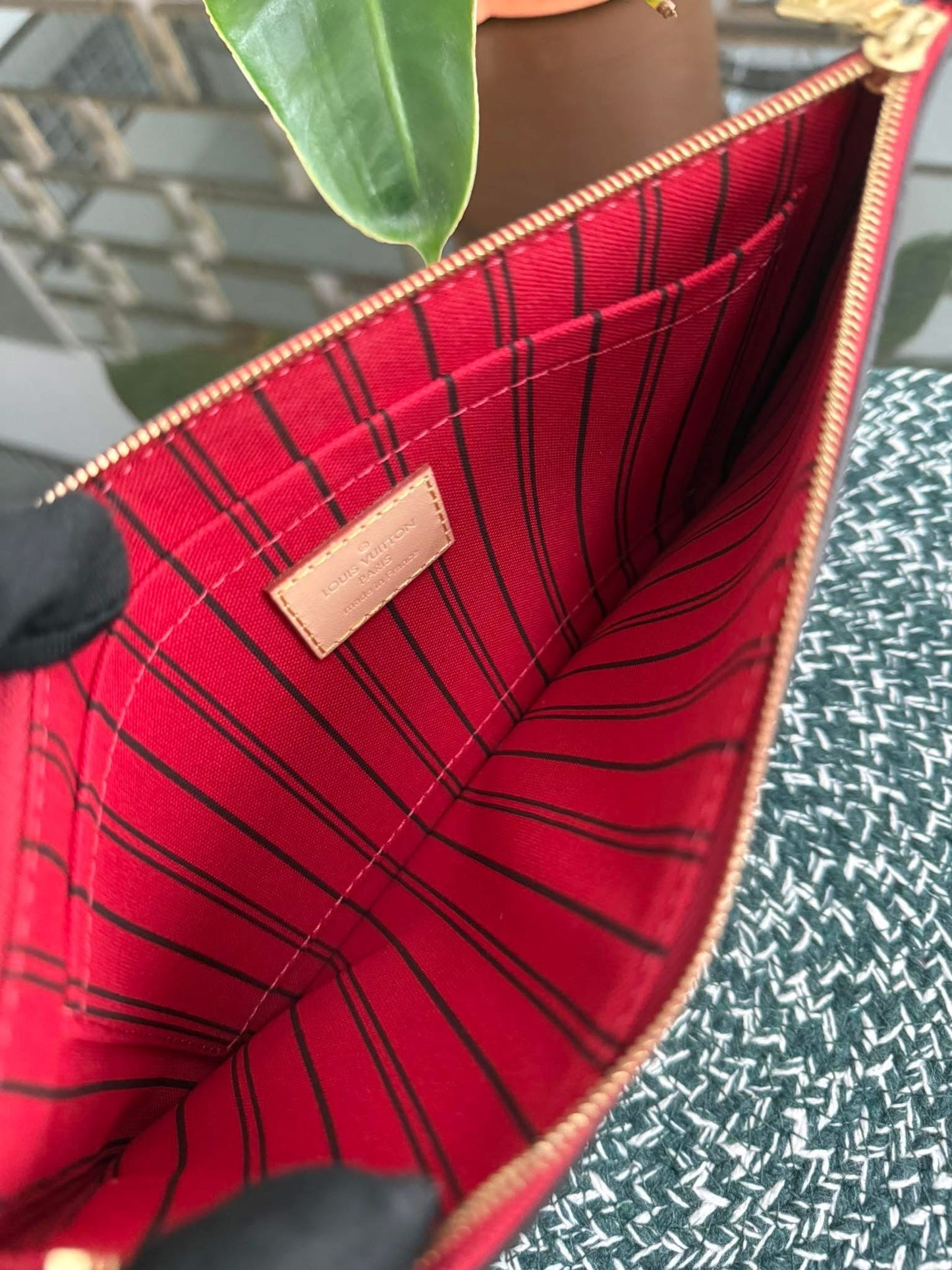 Neverfull MM/GM Pouch in Cerise 🗓️Microchip & Authenticated