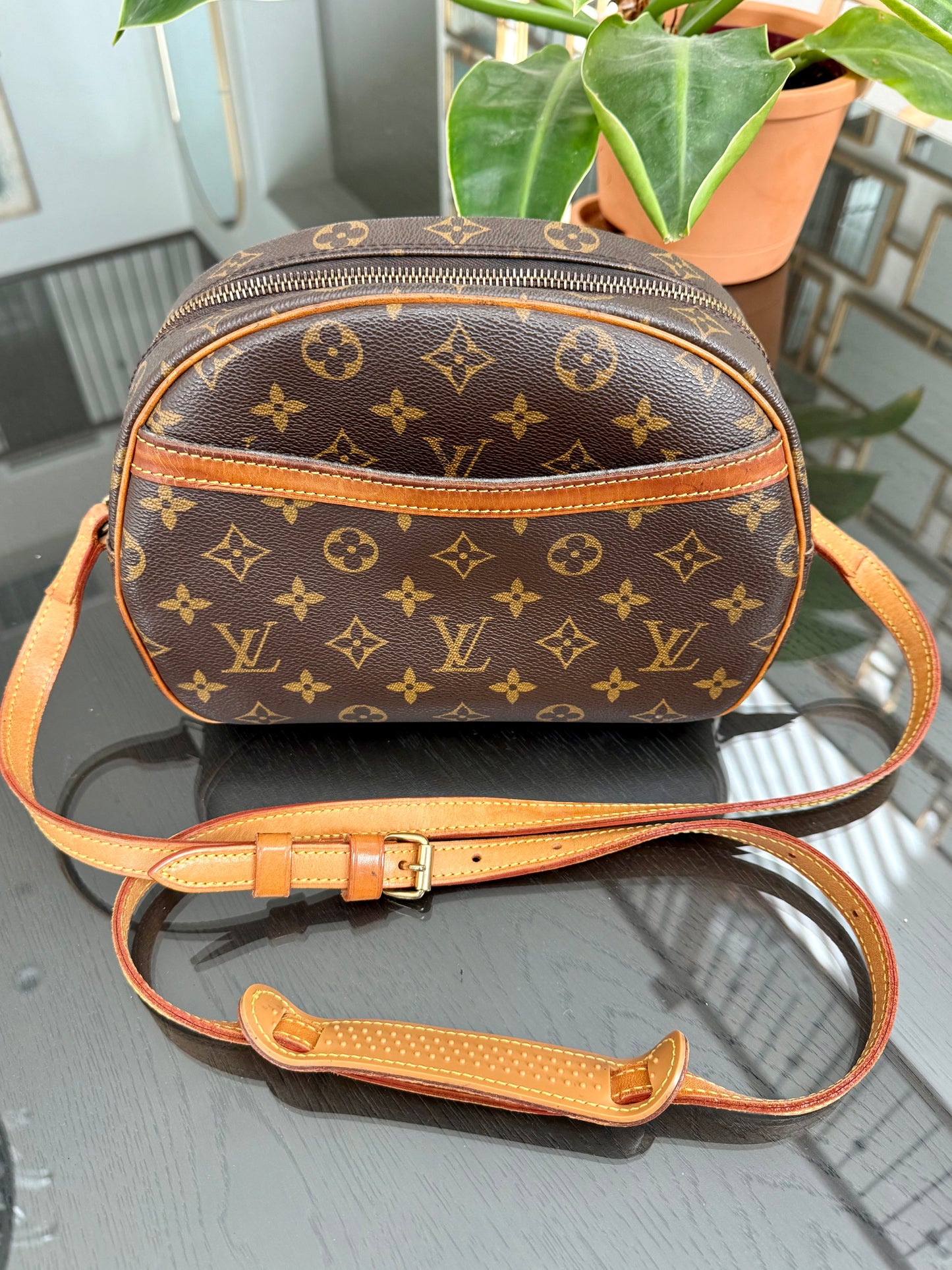 Blois Crossbody -🗓️ Year: 1995