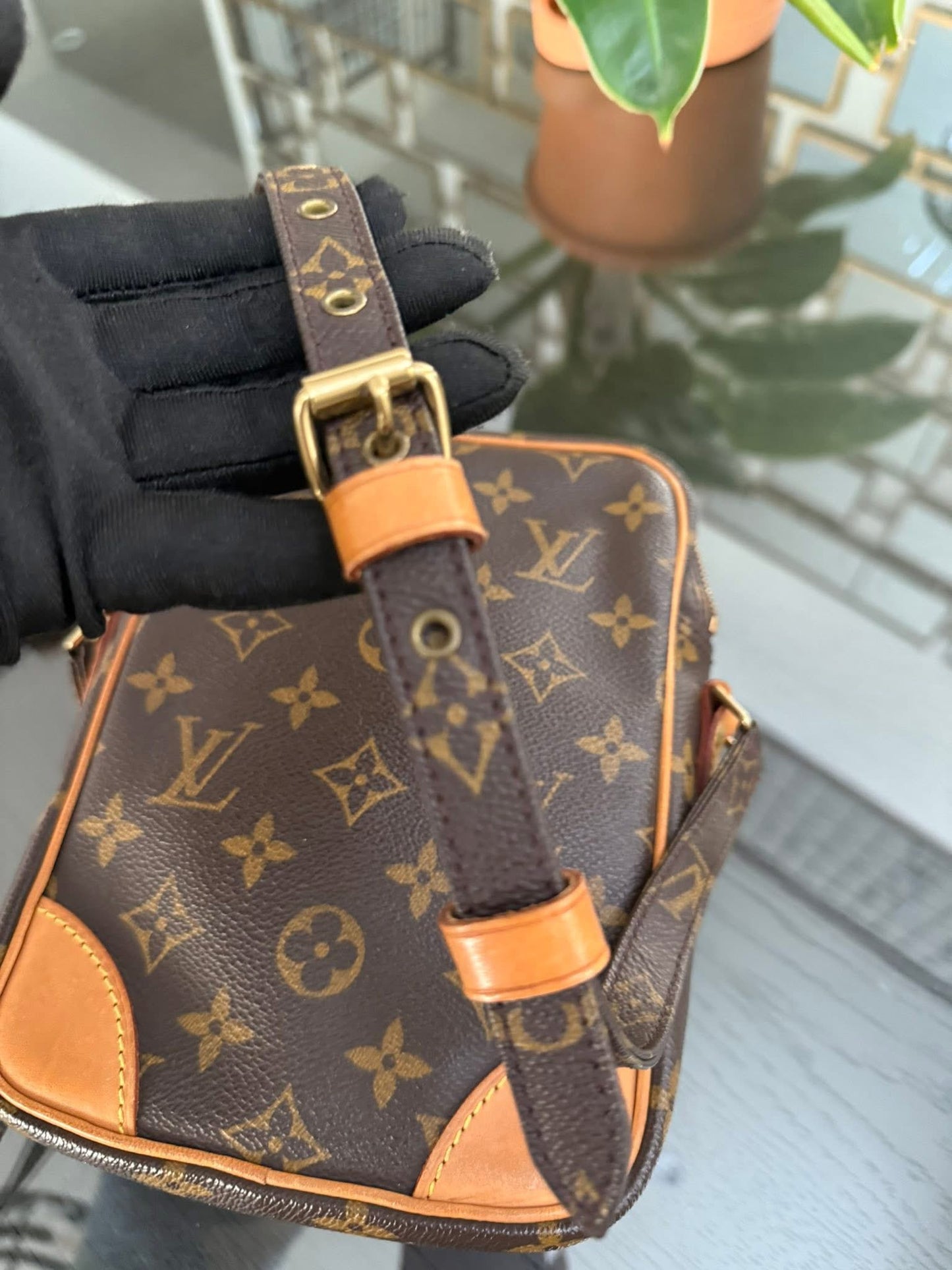 Amazon Crossbody Bag 🗓️ Year: 2000