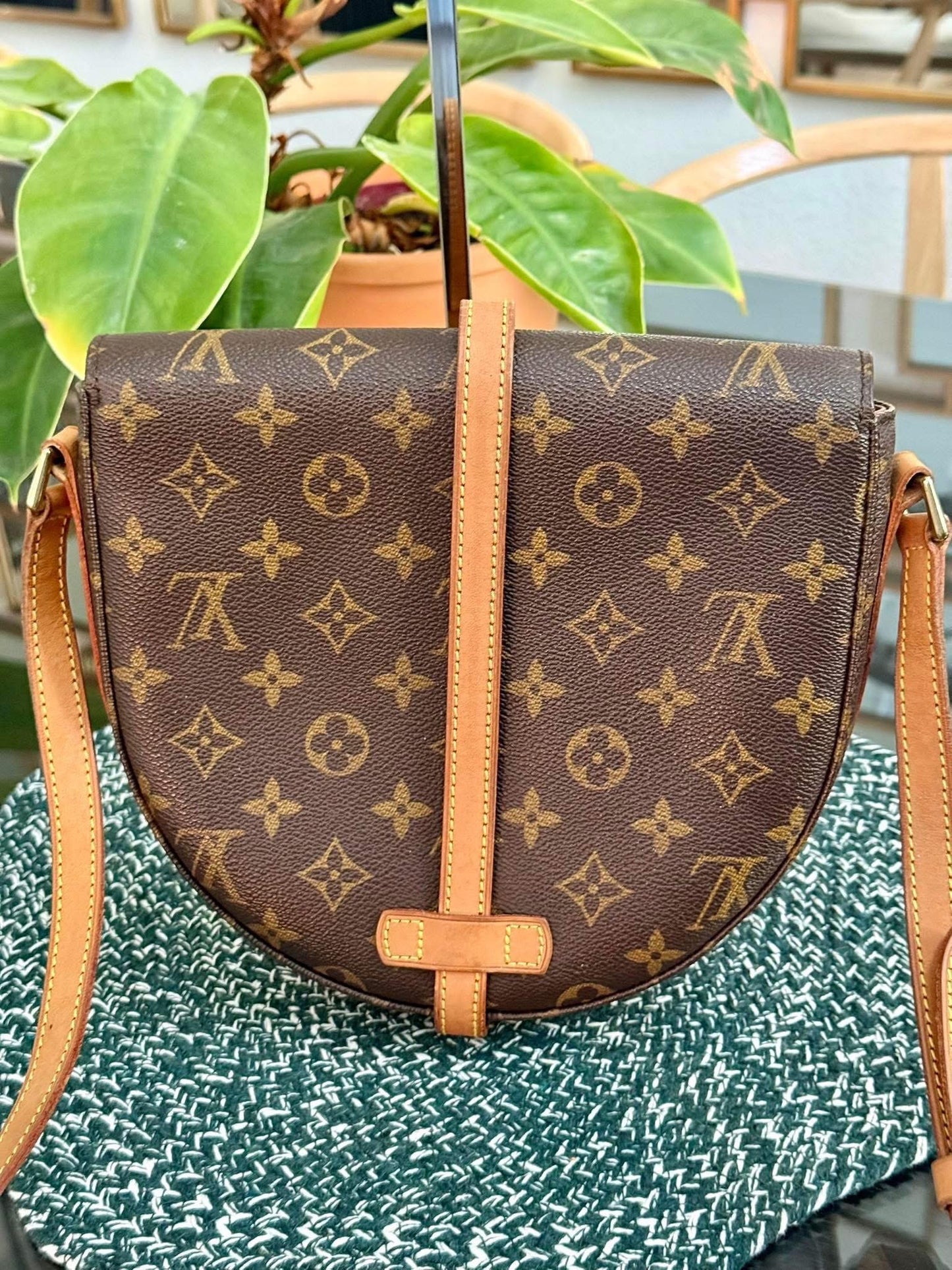 Chantilly MM Crossbody Bag 🌺 📅 Year: 1995