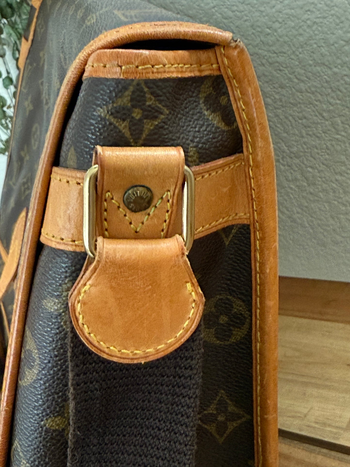 Gibeciere GM Crossbody - 📅 Year: 1997