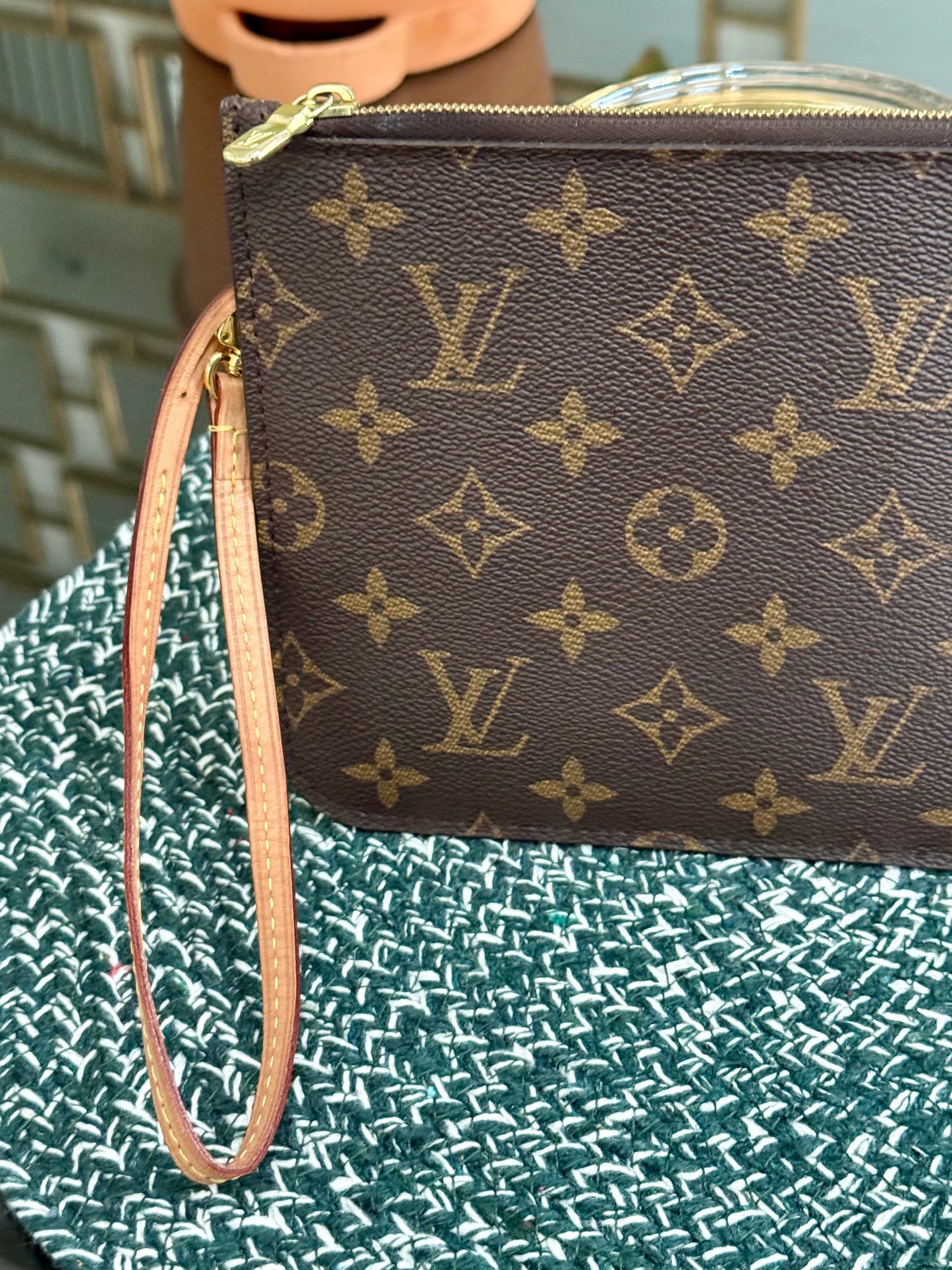 Neverfull MM/ GM Pouch with Wriststrap 🗓️ Year: 2020