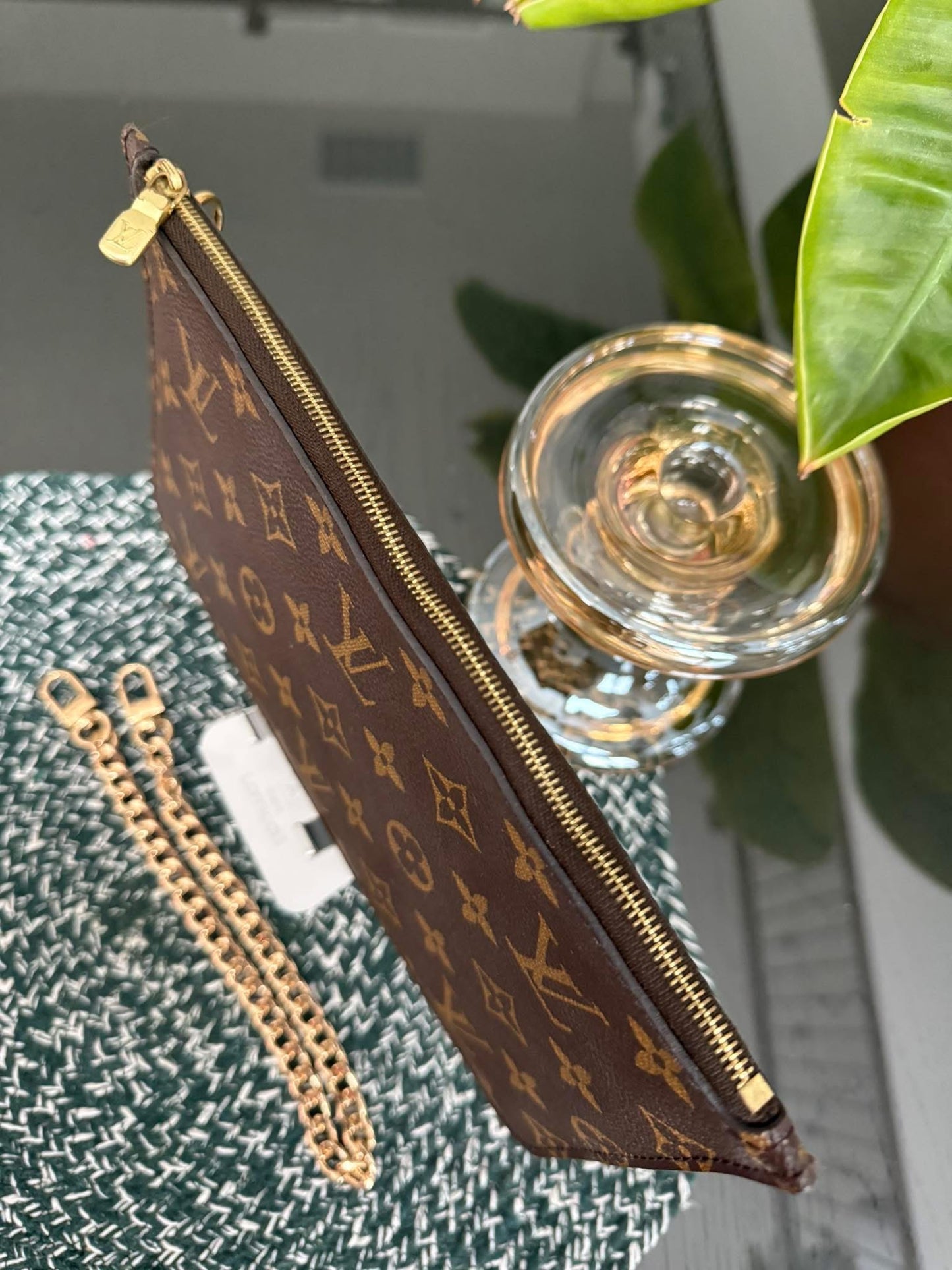 Neverfull MM/ GM Pouch with Non branded Wriststrap 🗓️ Year: 2018