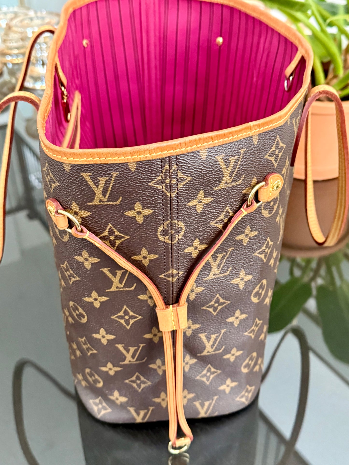 Neverfull MM in Peony interior with Dustbag 📅 Year: 2019