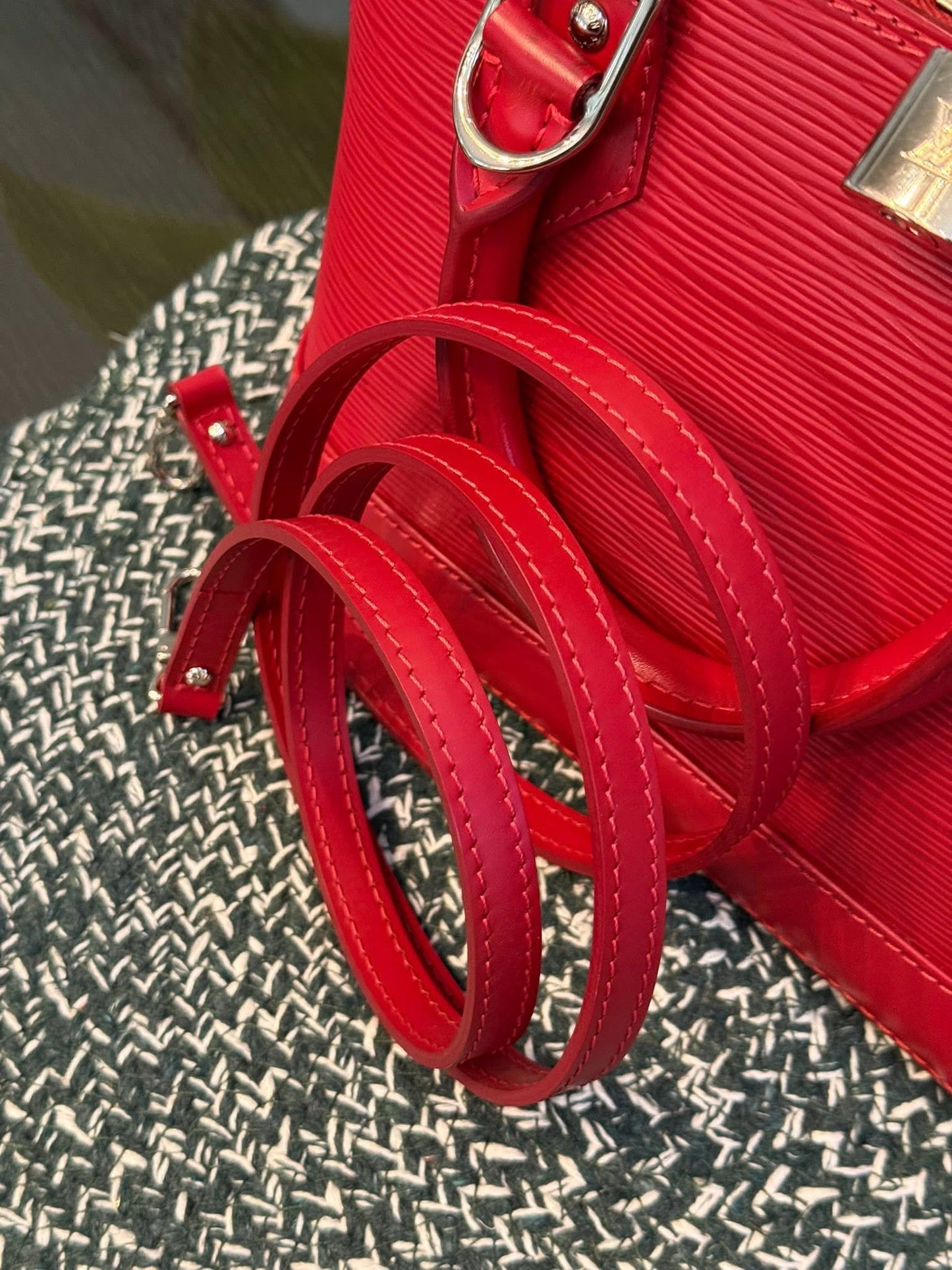 Alma BB in Epi Red with Clochette, Lock 🔐 keys, Original Strap, Dustbag and Insert Organizer 🗓️ Year: 2012