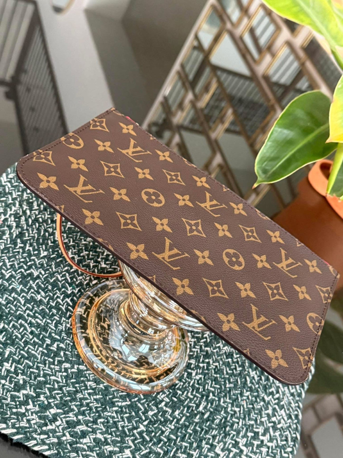 Neverfull MM/GM Pouch in Cerise 🗓️Microchip & Authenticated