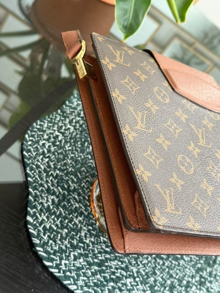 Courcelles Shoulder/ Crossbody bag 📅 Year: 1997