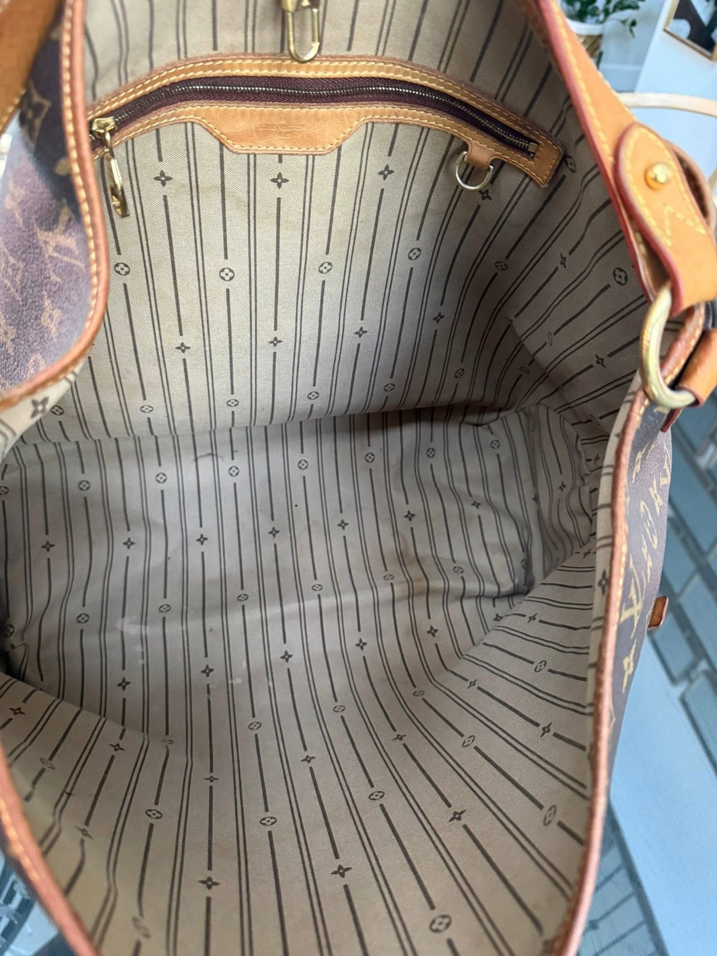 Delightful GM with Insert Organizer 📅 Year: 2010