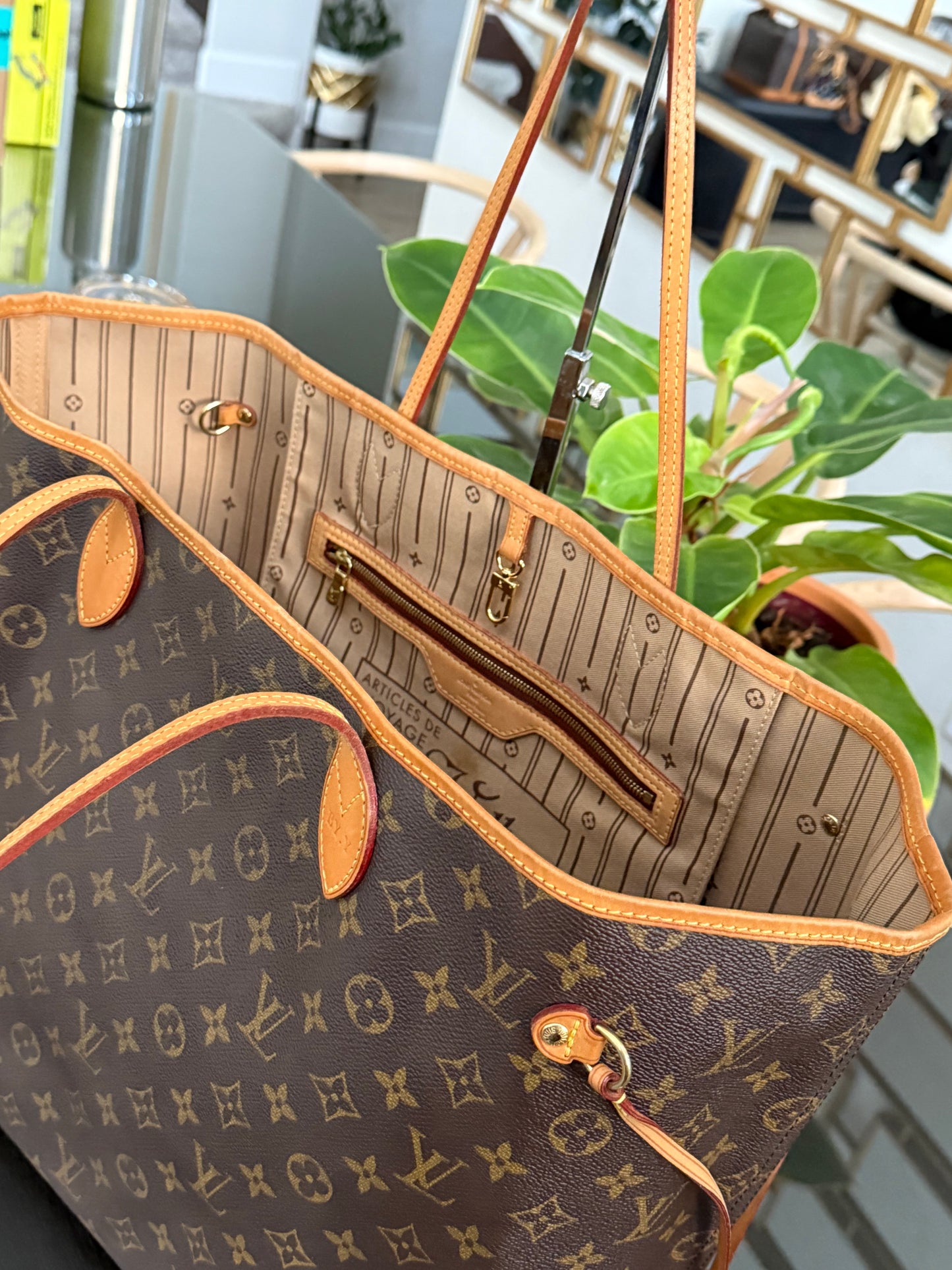Neverfull GM with Dustbag and twilly -📅 Year: 2009