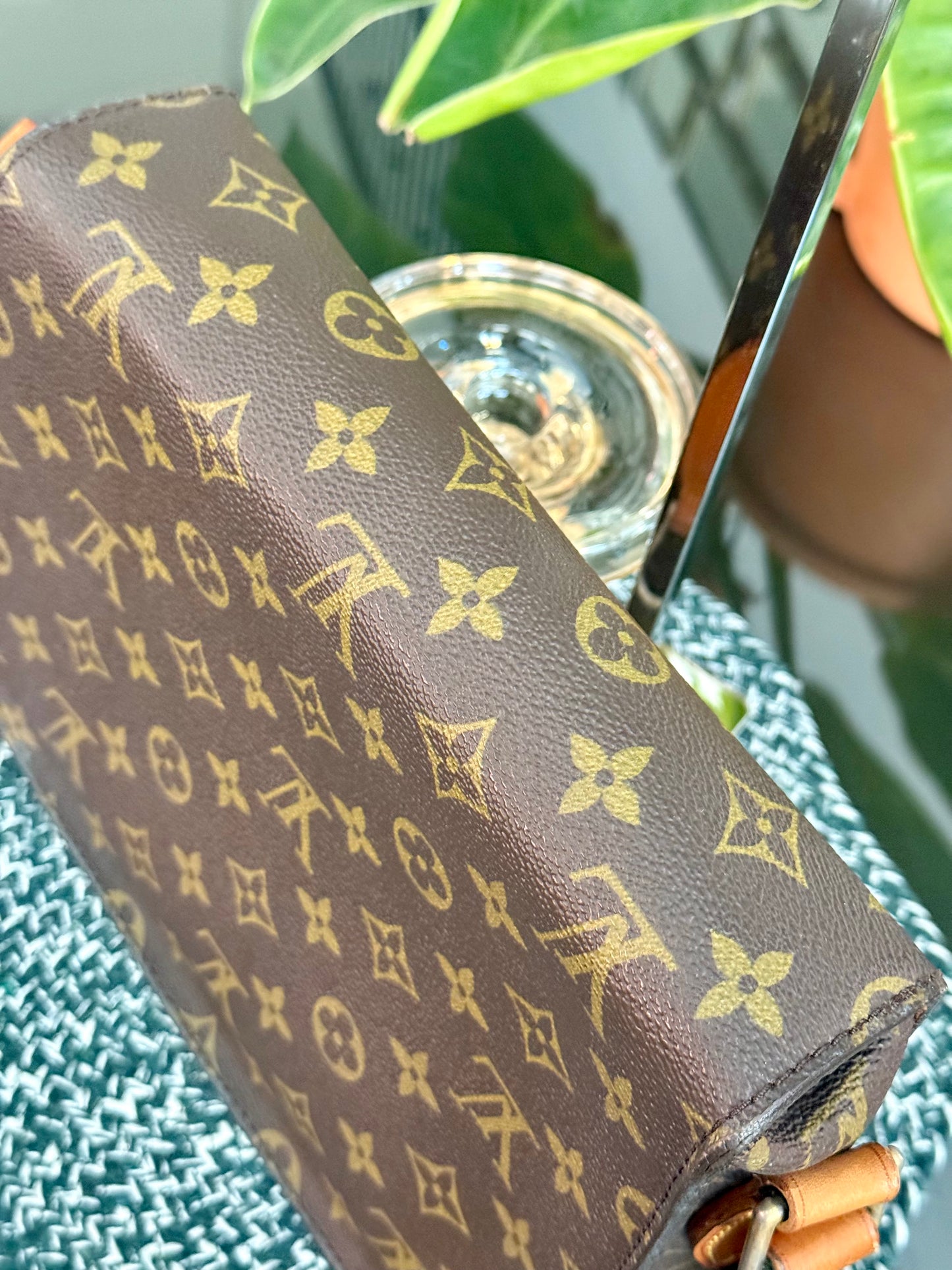 St. Cloud GM in Monogram 📅 Circa 80’s
💥No Peeling and No Stickiness💥