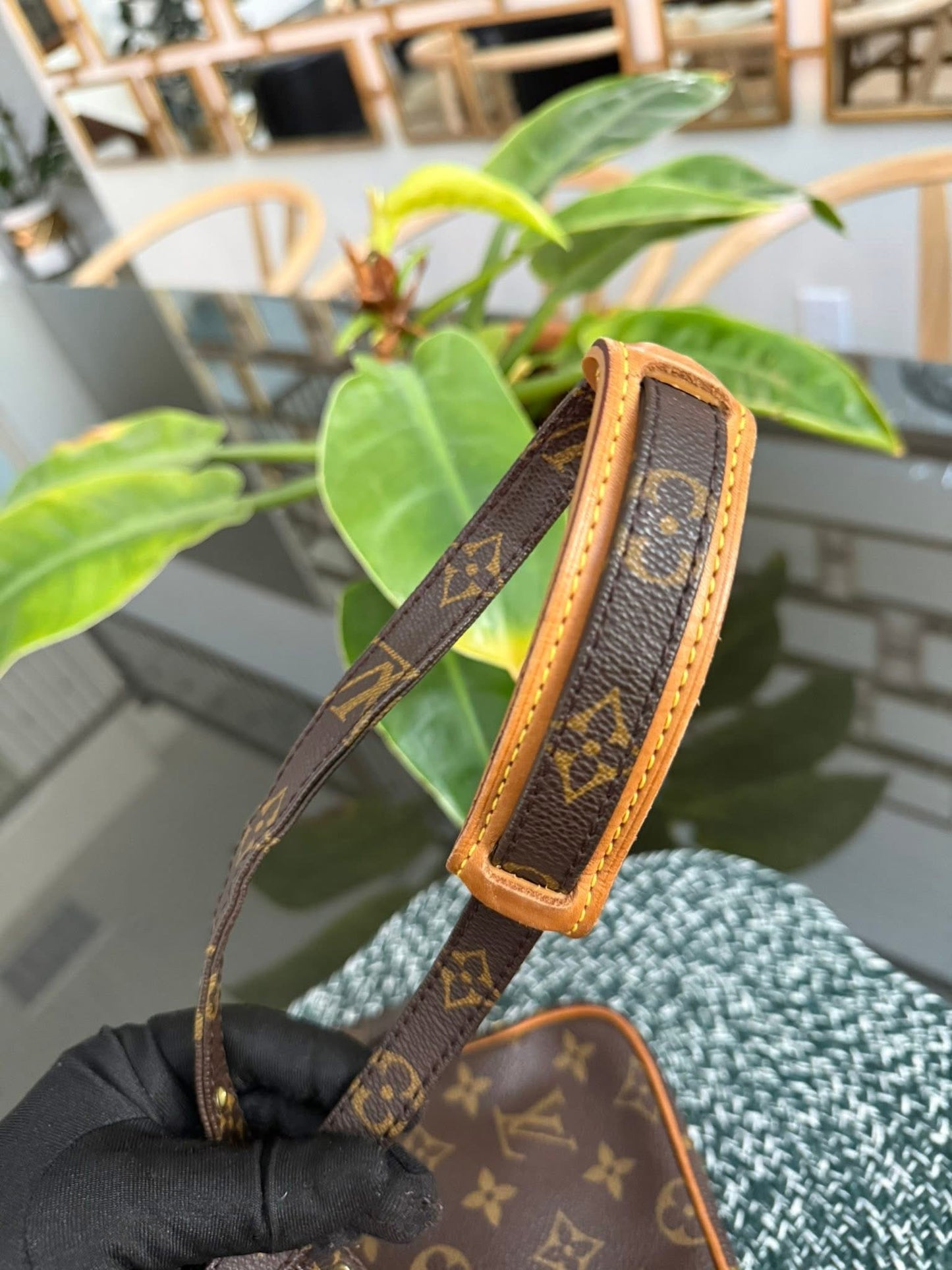 Amazon PM Crossbody 🗓️ Year: 2000