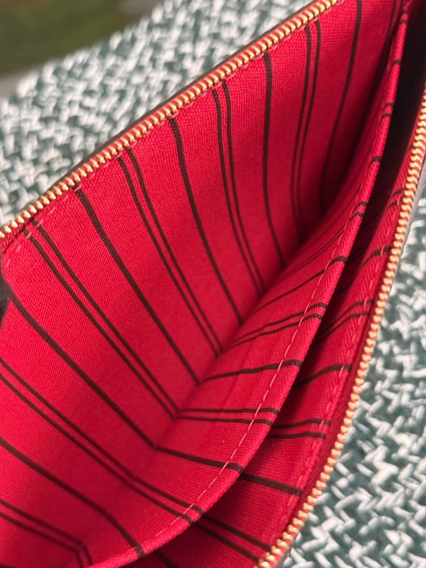 Neverfull MM/GM Pouch in Cerise 🗓️Microchip & Authenticated