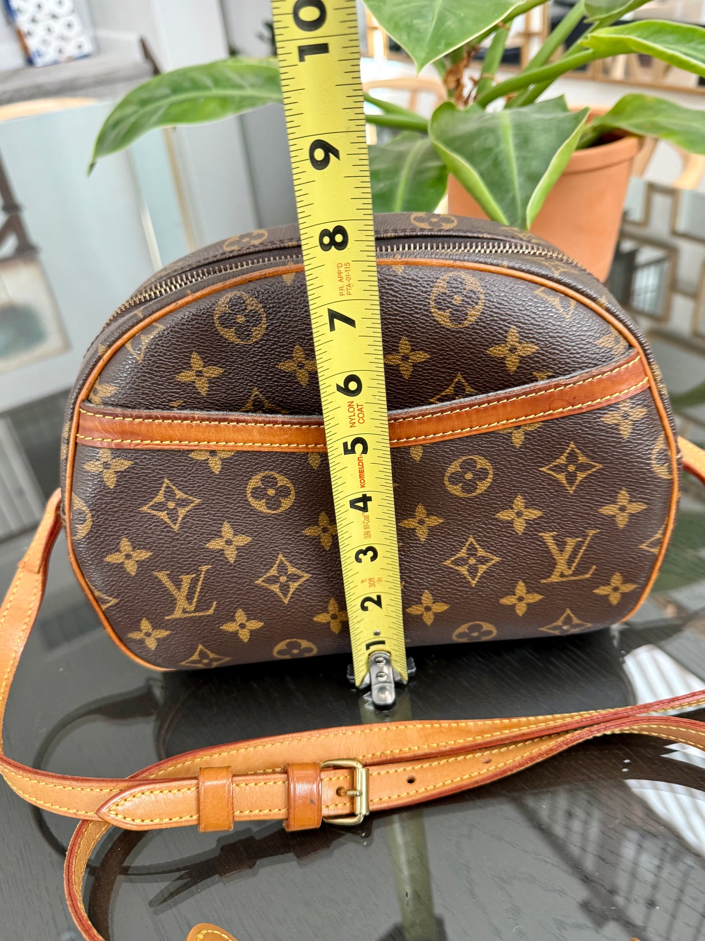 Blois Crossbody -🗓️ Year: 1995