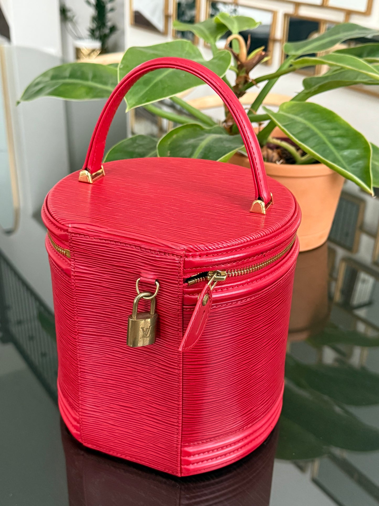 Epi Cannes with Lock No key-🗓️ Year: 2000