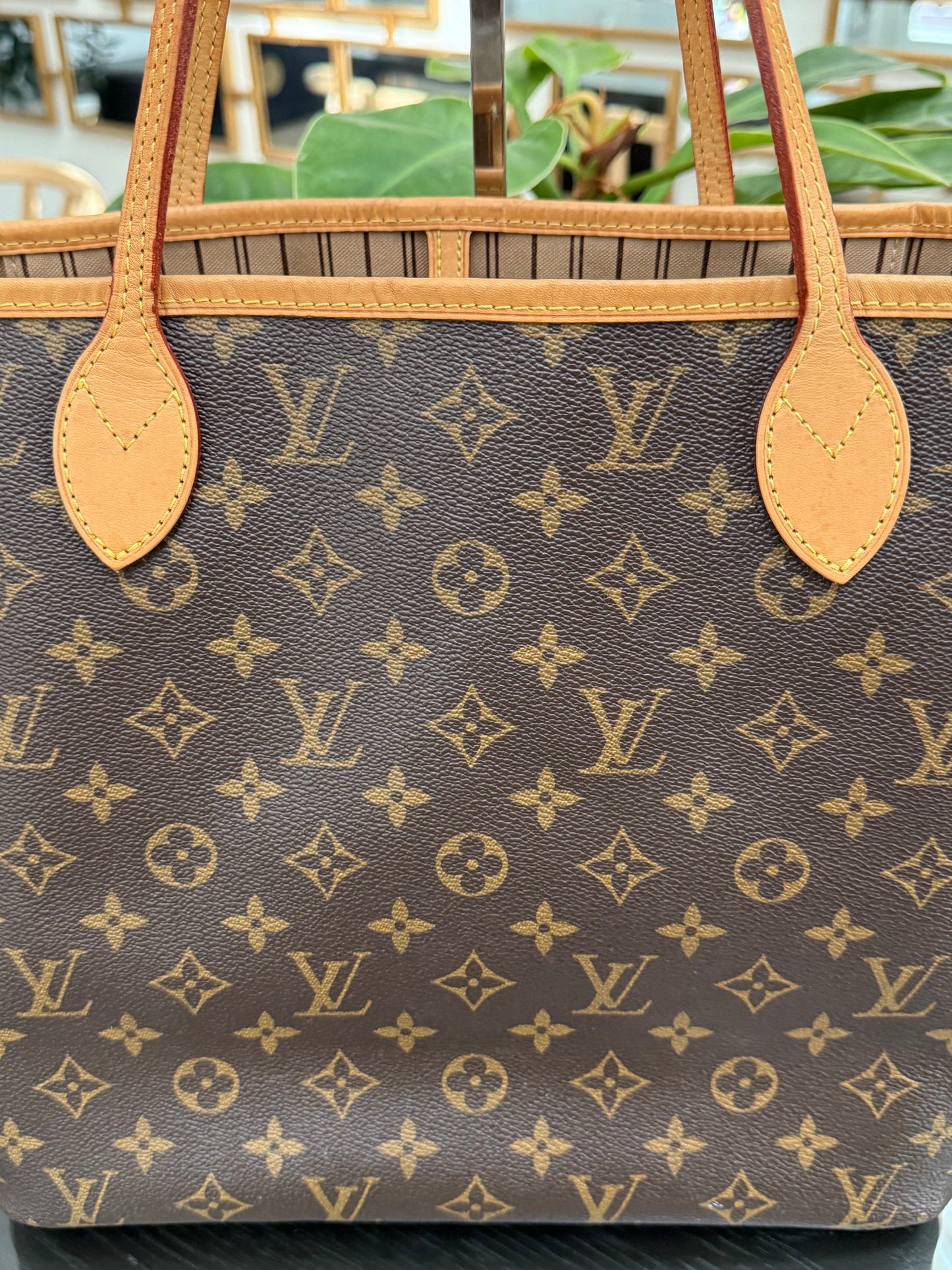 Neverfull MM in Monogram with Dustbag and Insert Organizer 📅 Year: 2017