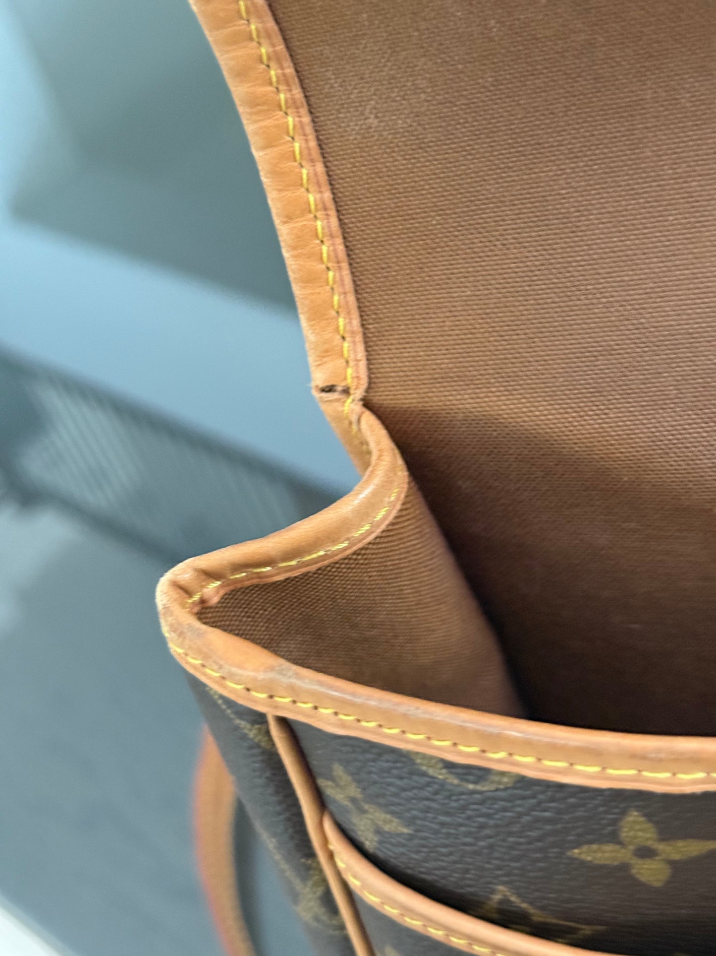 Gibeciere GM Messenger/ Crossbody Bag 📅 Year: 1994